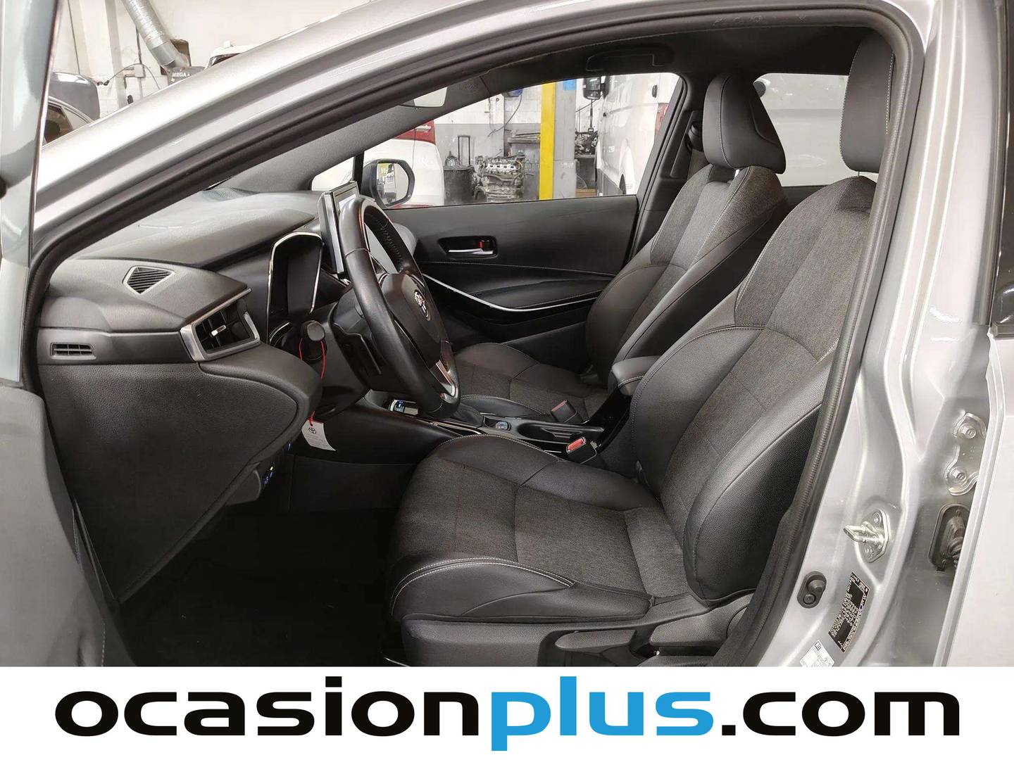 Foto asientos delanteros Toyota Corolla Toyota Corolla Touring Sports 180H Style E-CVT (180 CV)