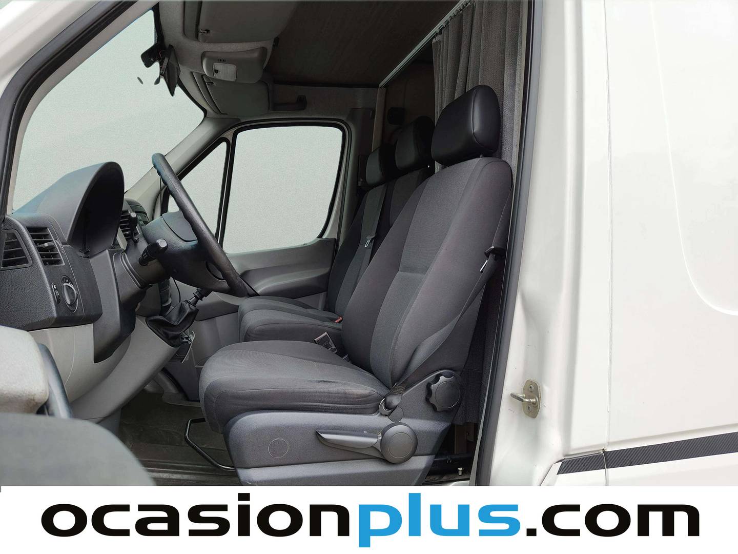 Foto asientos delanteros Volkswagen Crafter Volkswagen Crafter 30 Furgón Batalla Media TA 2.0 TDI BMT (109 CV) Camperizada 3 Plazas