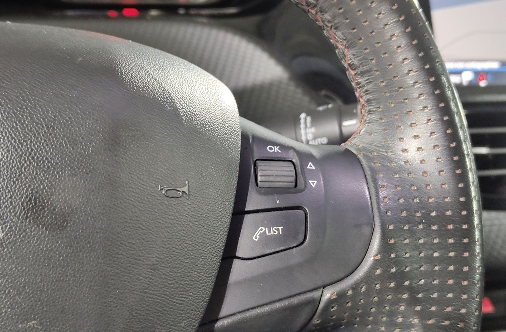 Peugeot 208 1.2 PureTech GT Line EAT6 - foto 27
