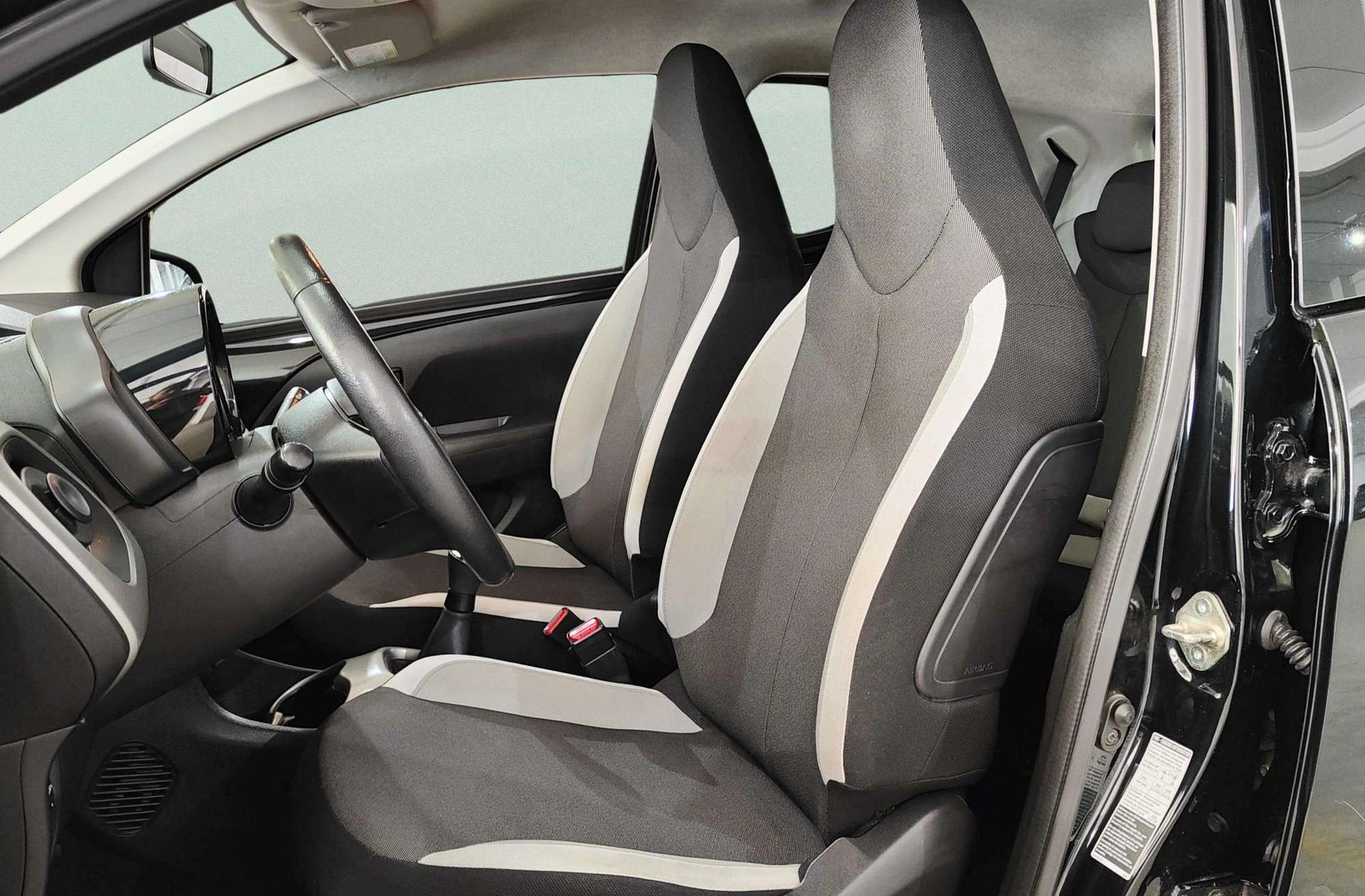 Toyota Aygo 1.0 70 x-play - foto 9