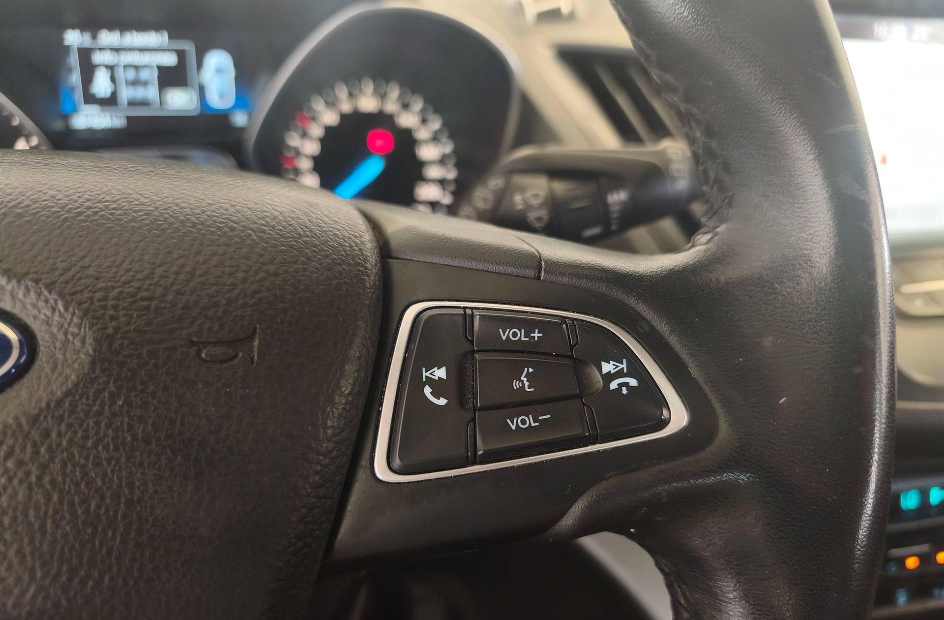 Ford Kuga 1.5 EcoBoost Trend+ 4x2 - foto 26
