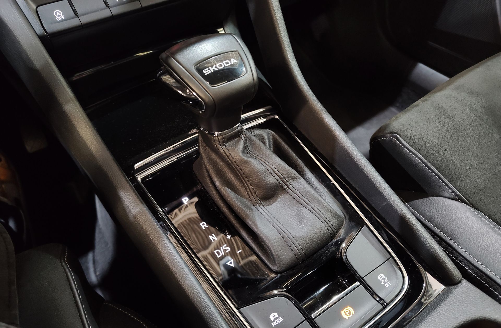 Škoda Karoq 1.5 TSI ACT Design DSG - foto 7