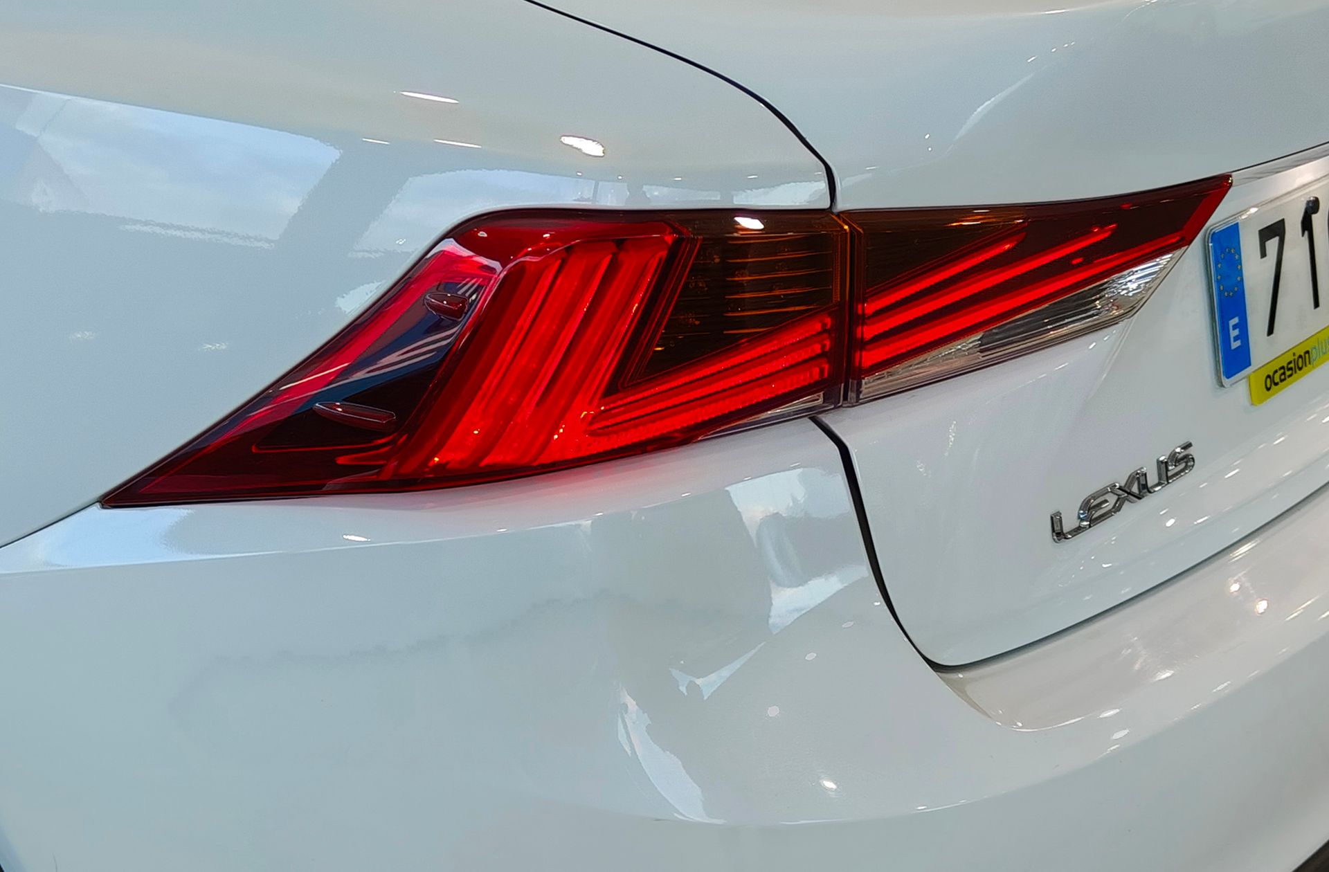 Lexus IS 300h F-Sport - foto 22