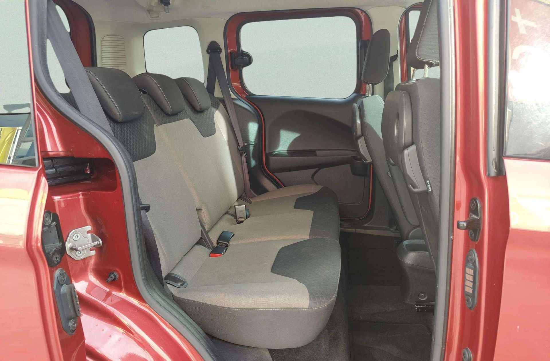 Ford Tourneo Courier 1.0 EcoBoost Titanium - foto 13