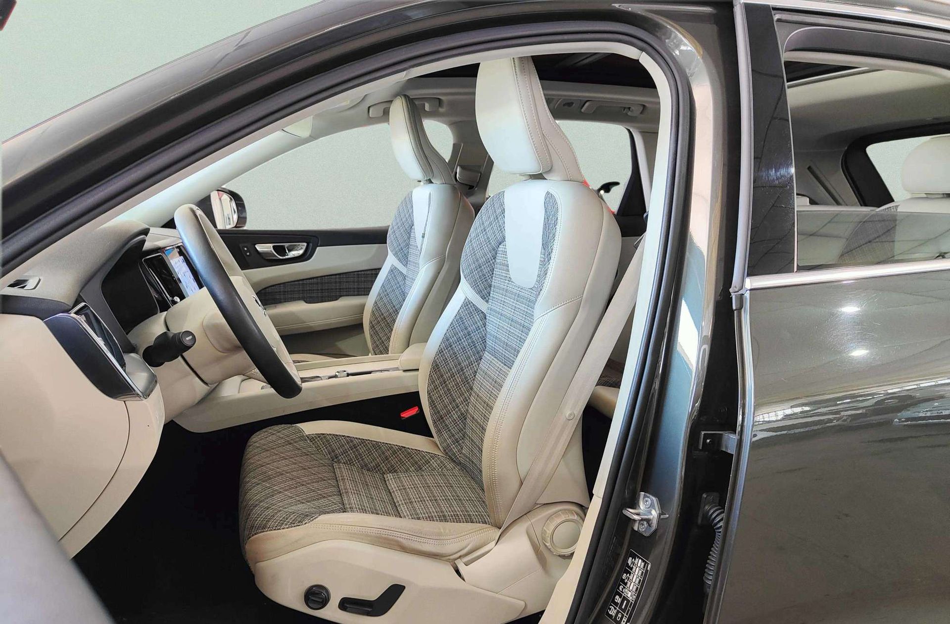 Volvo XC60 D4 Momentum AWD - foto 14