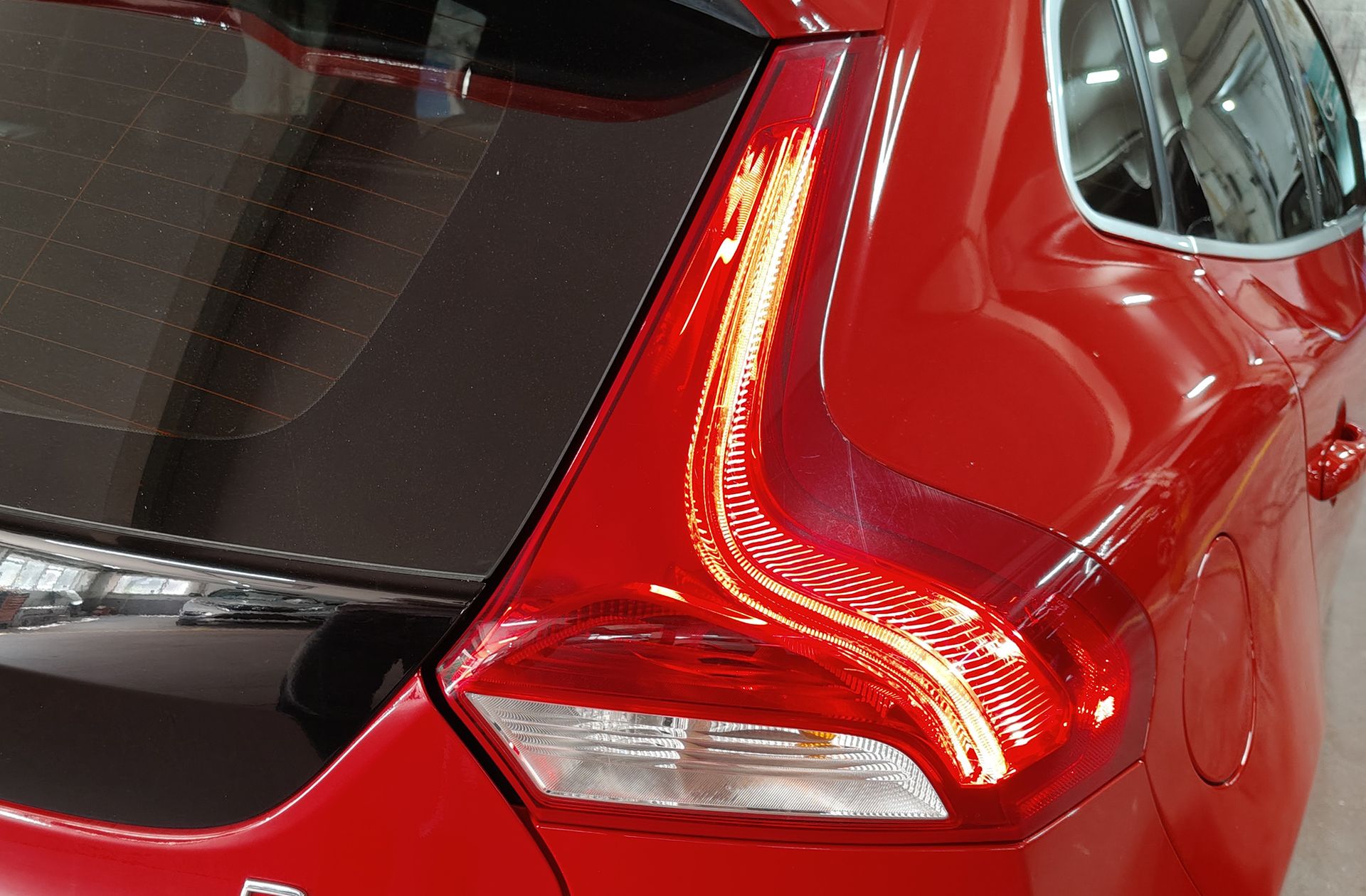 Volvo V40 D4 R-Design Momentum - foto 17