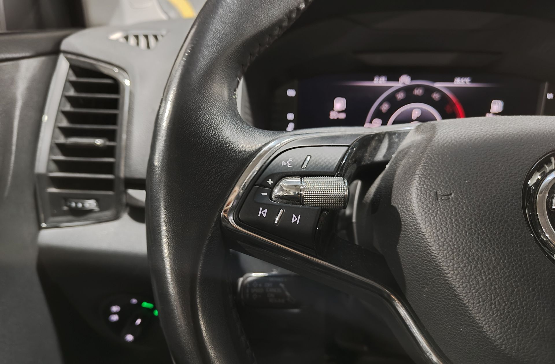 Škoda Karoq 2.0 TDI Ambition 4x4 DSG - foto 23