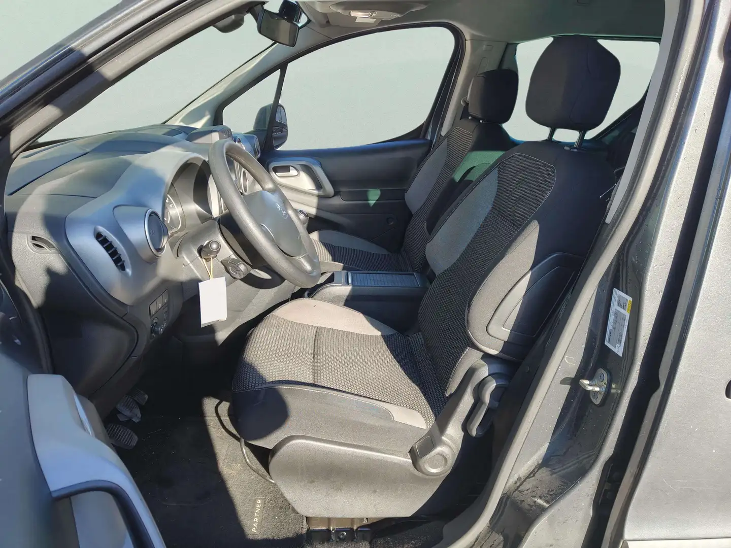 Foto Peugeot Partner Peugeot Partner Tepee Combi 1.2 PureTech Adventure Edition (110 CV)