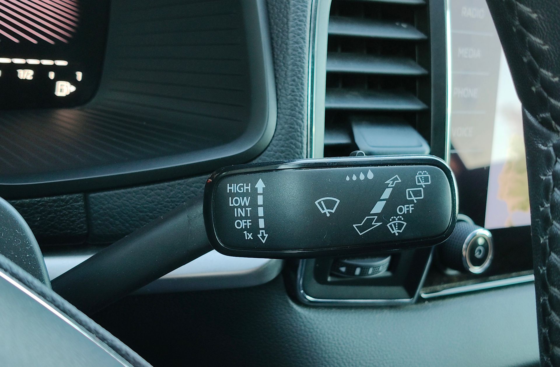 Škoda Karoq 2.0 TDI Selection - foto 30