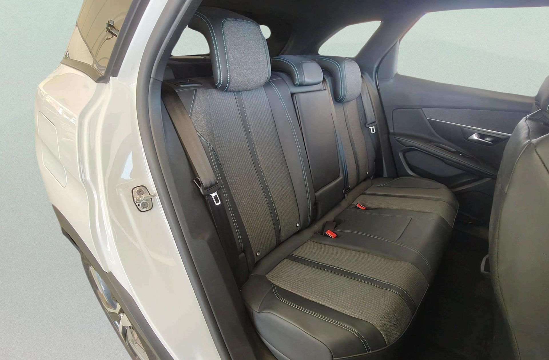 Peugeot 3008 300 Allure Pack e-EAT8 - foto 19