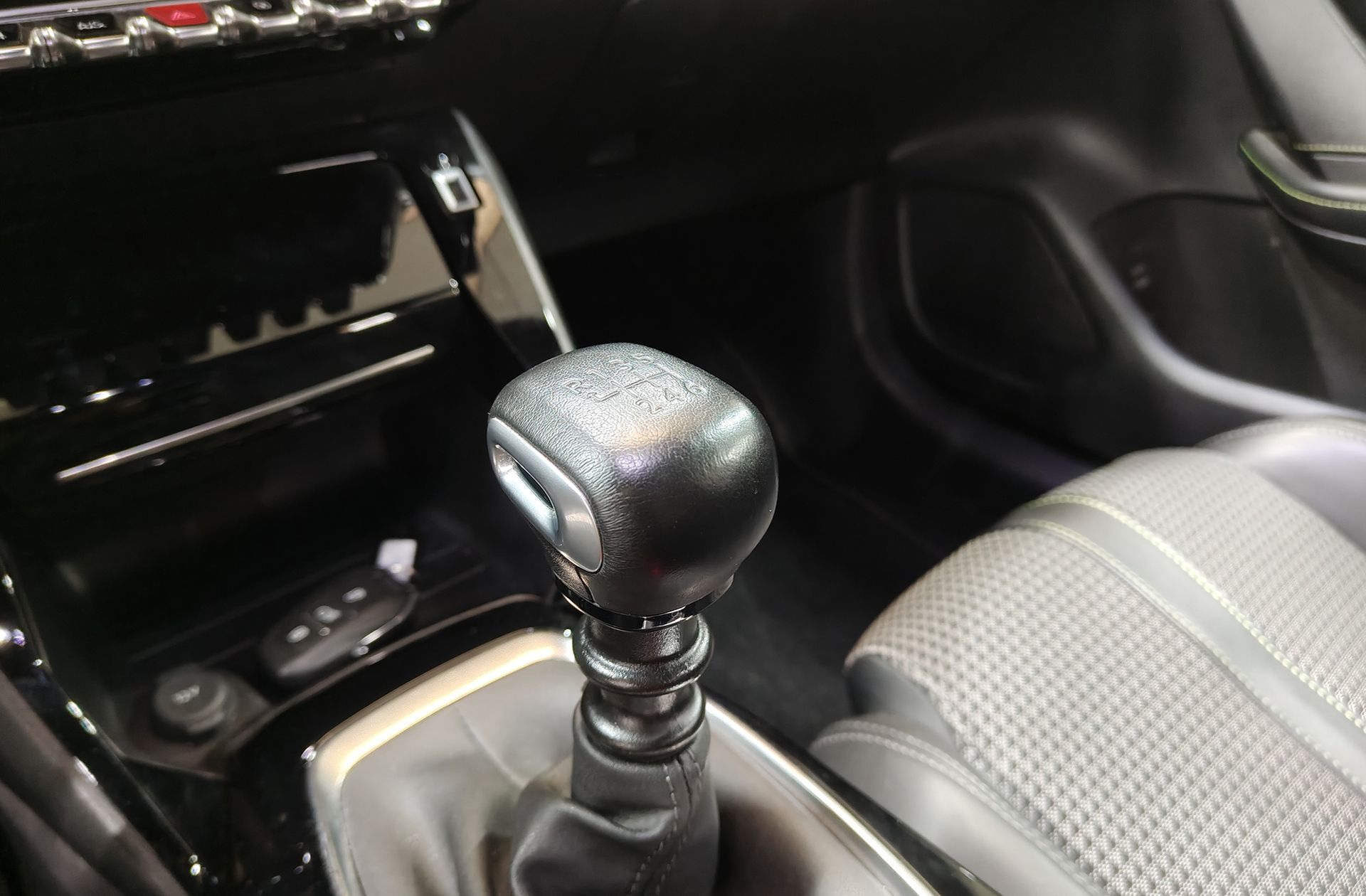 Peugeot 208 BlueHDi 100 GT - foto 6