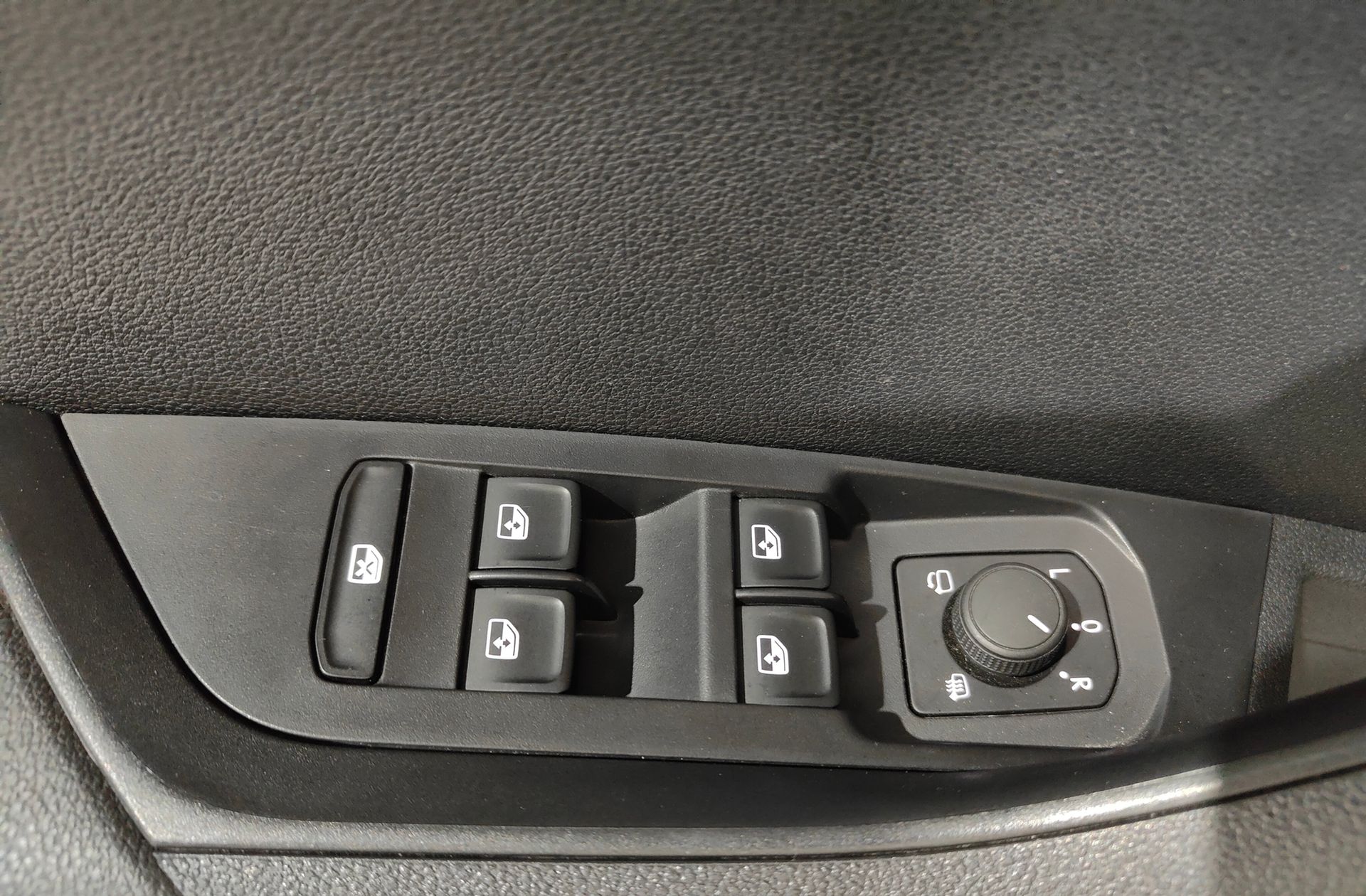 Škoda Karoq 2.0 TDI Selection - foto 33