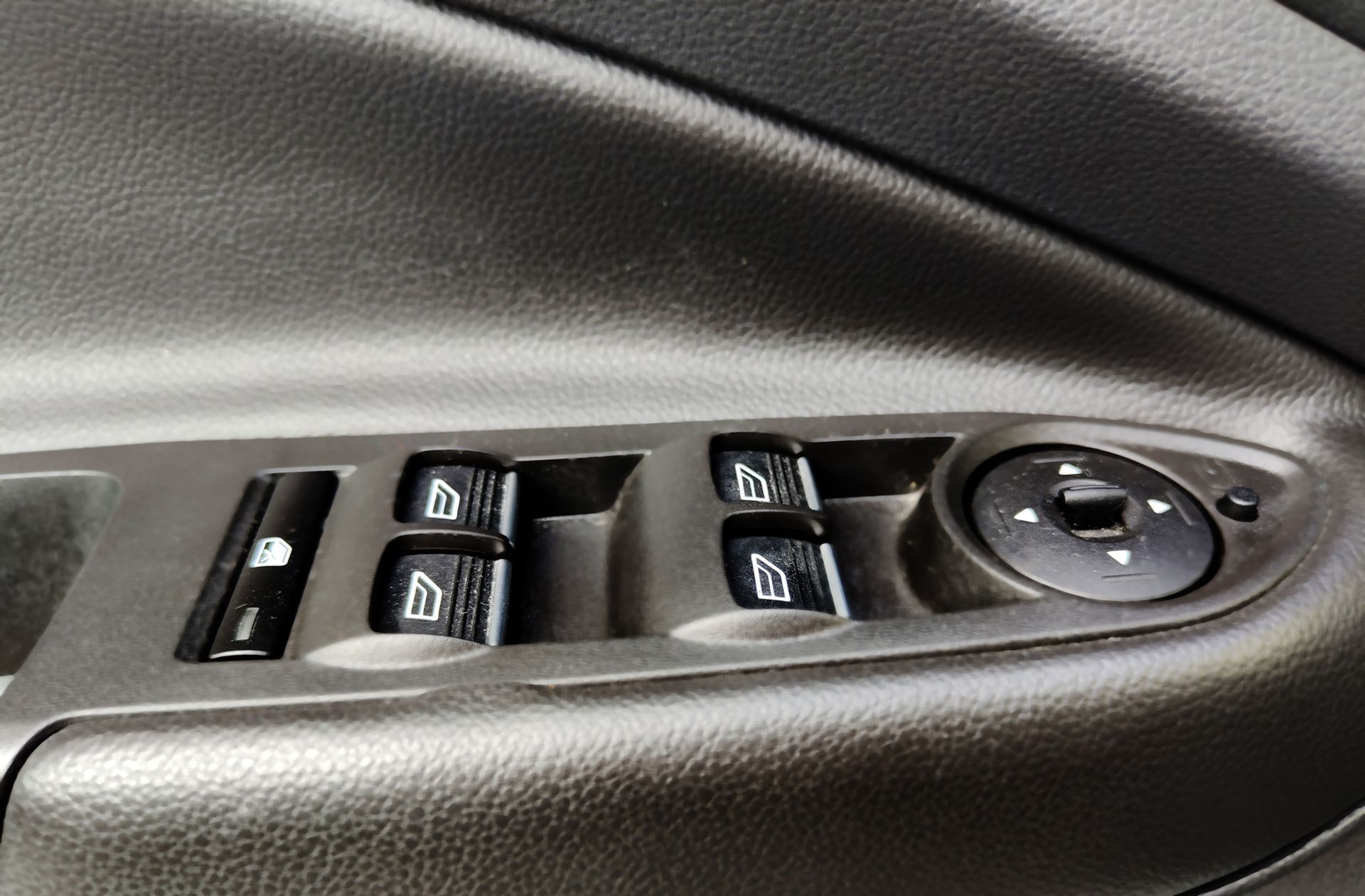 Ford Kuga 1.5 EcoBoost Trend 4x2 - foto 29
