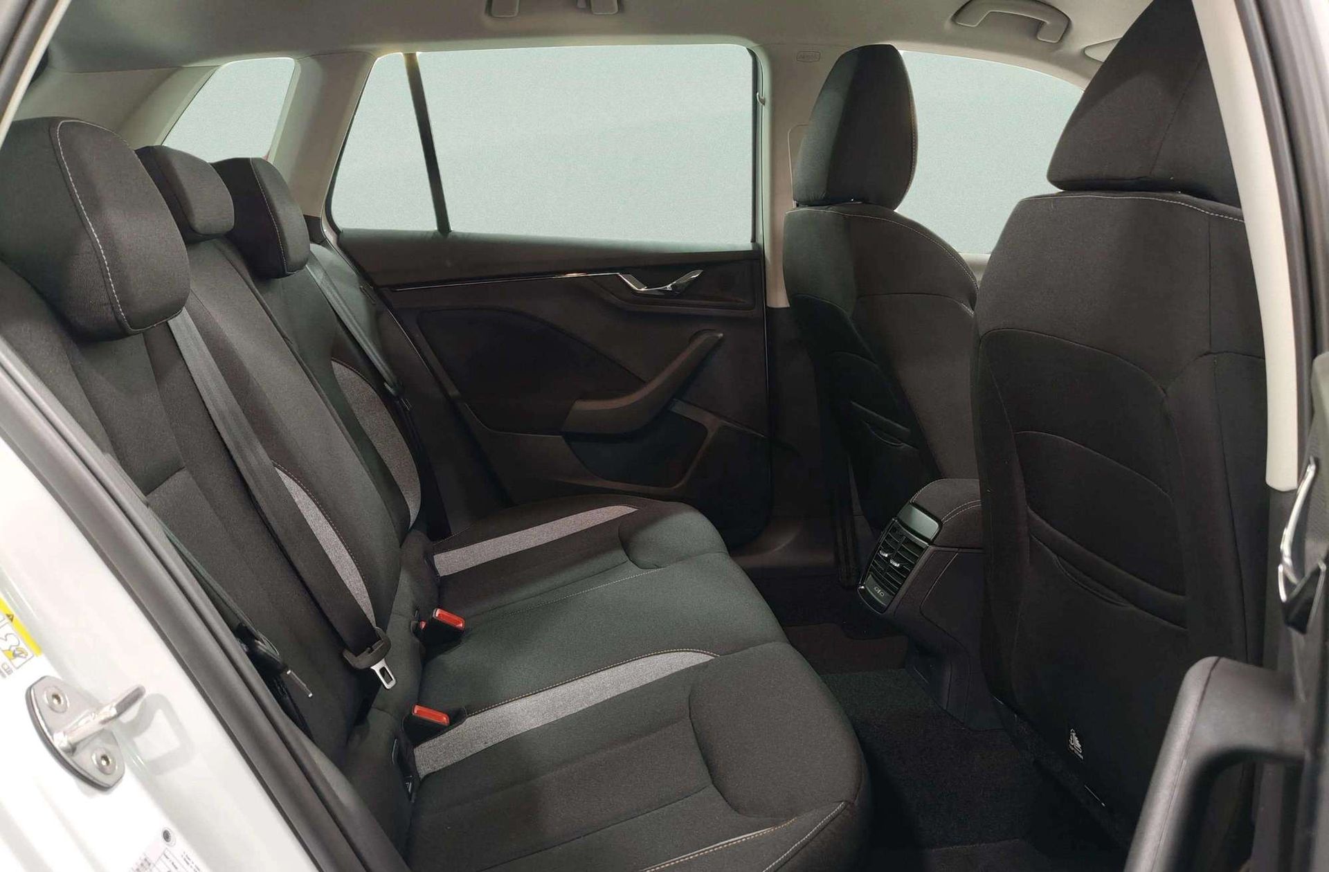 Škoda Kamiq 1.0 TSI Selection DSG - foto 19