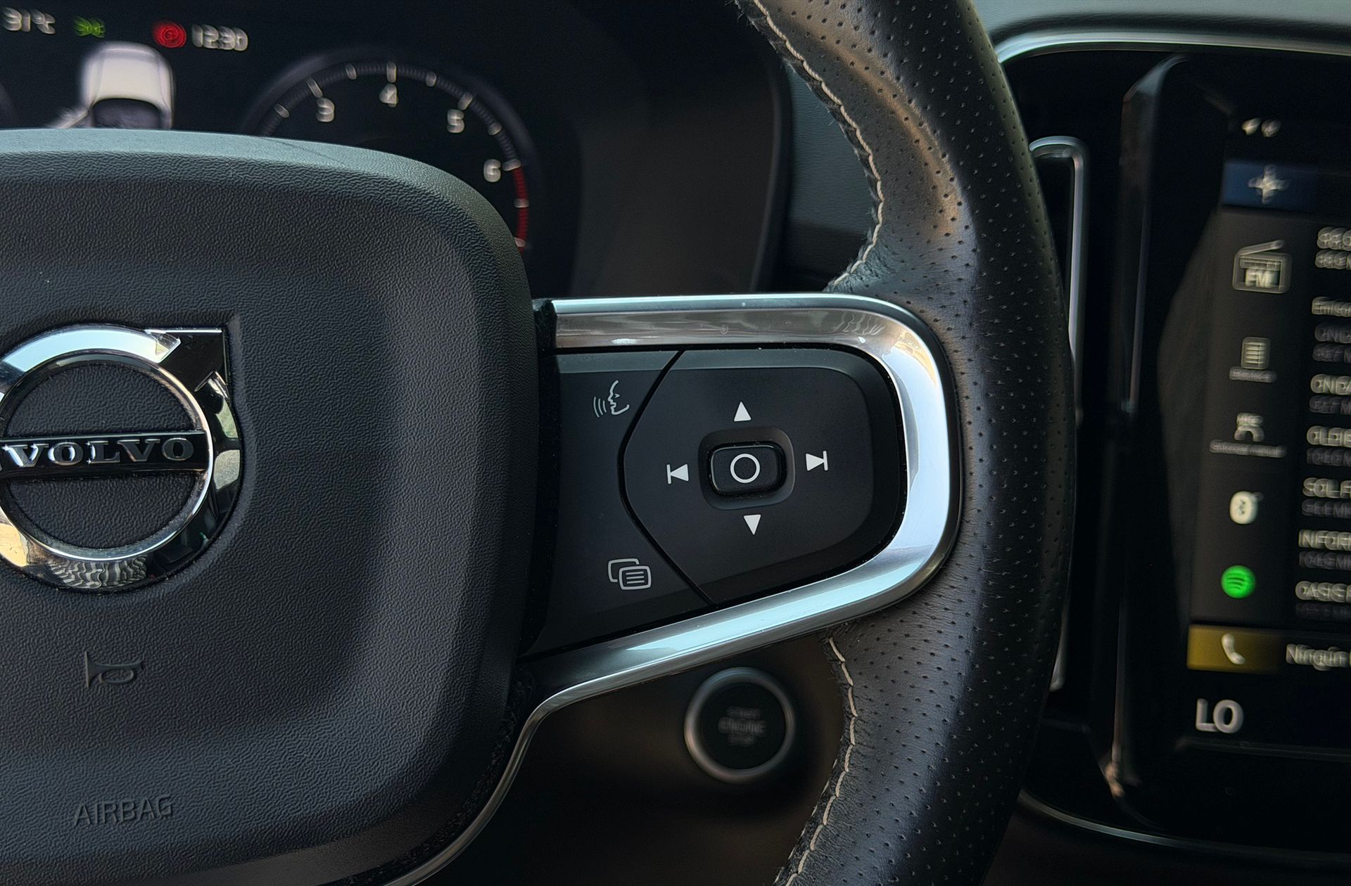 Volvo XC40 T3 R-Design - foto 28