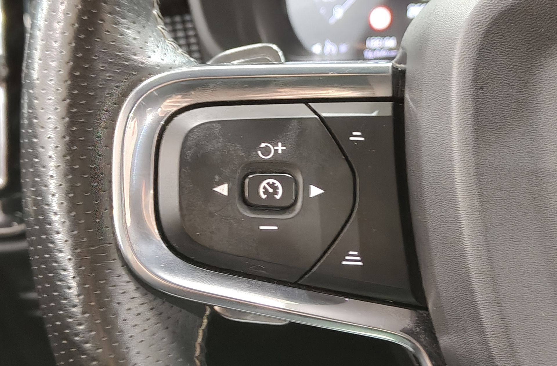 Volvo XC40 D4 R-Design AWD - foto 25