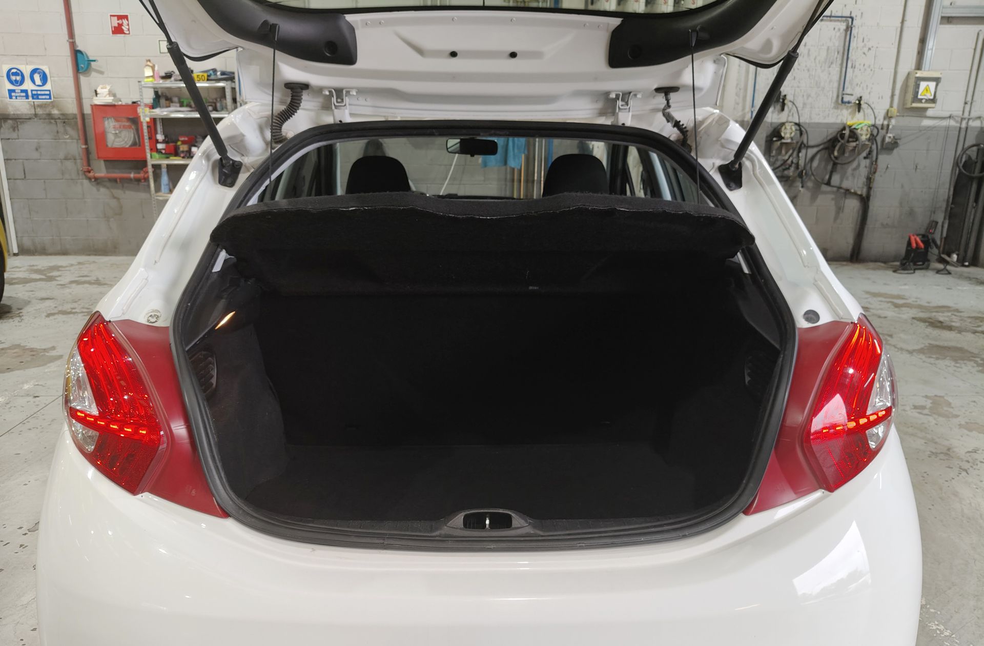 Peugeot 208 1.4 HDi Business Line - foto 12