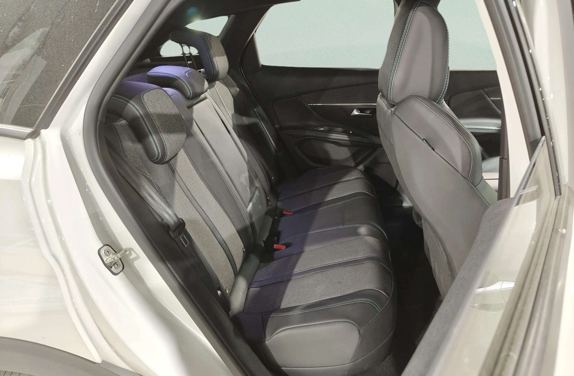 Peugeot 3008 300 Allure Pack e-EAT8 - foto 18