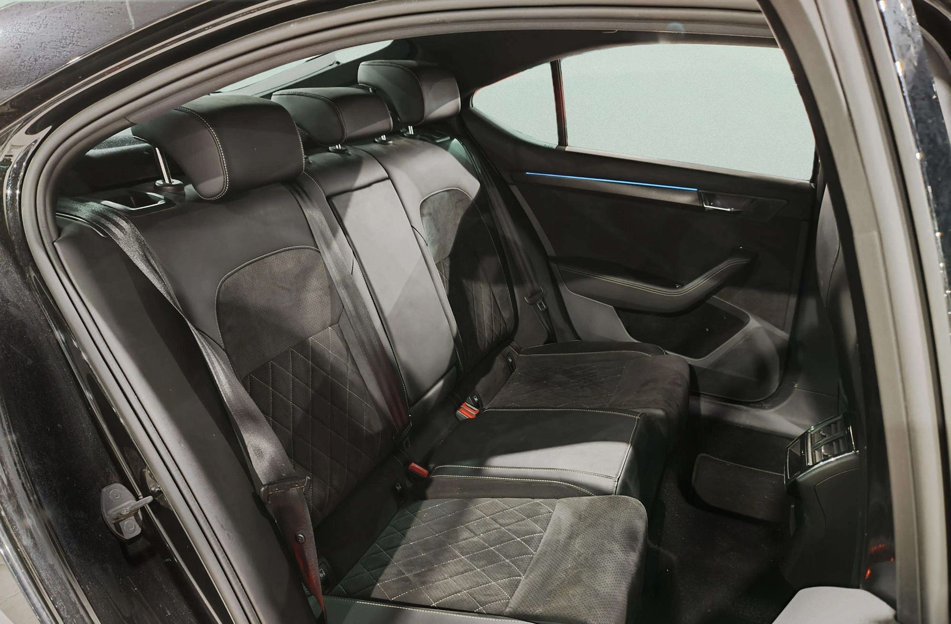 Škoda Superb 1.5 TSI Sport Line DSG - foto 25