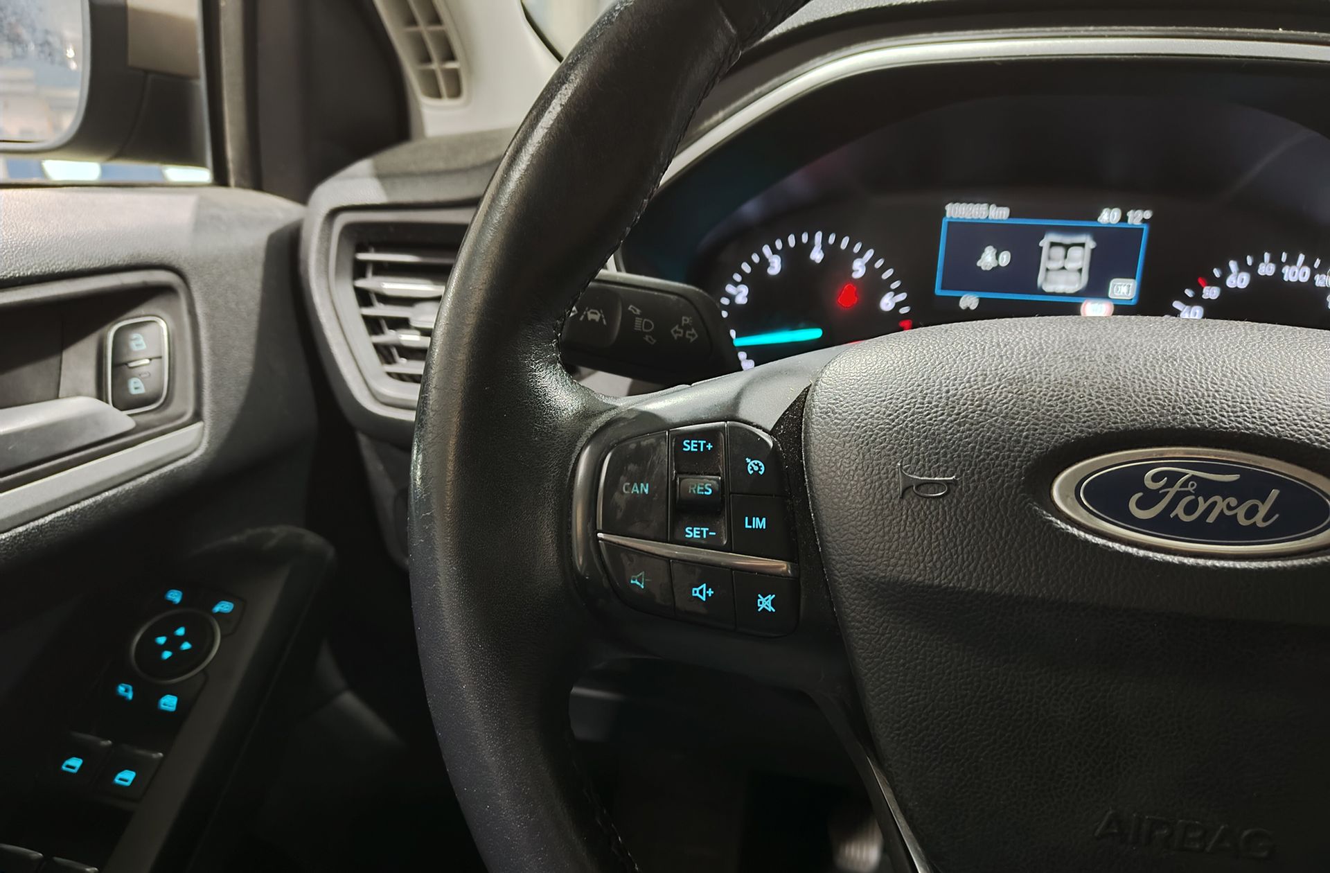 Ford Focus 1.0 EcoBoost Trend+ - foto 24