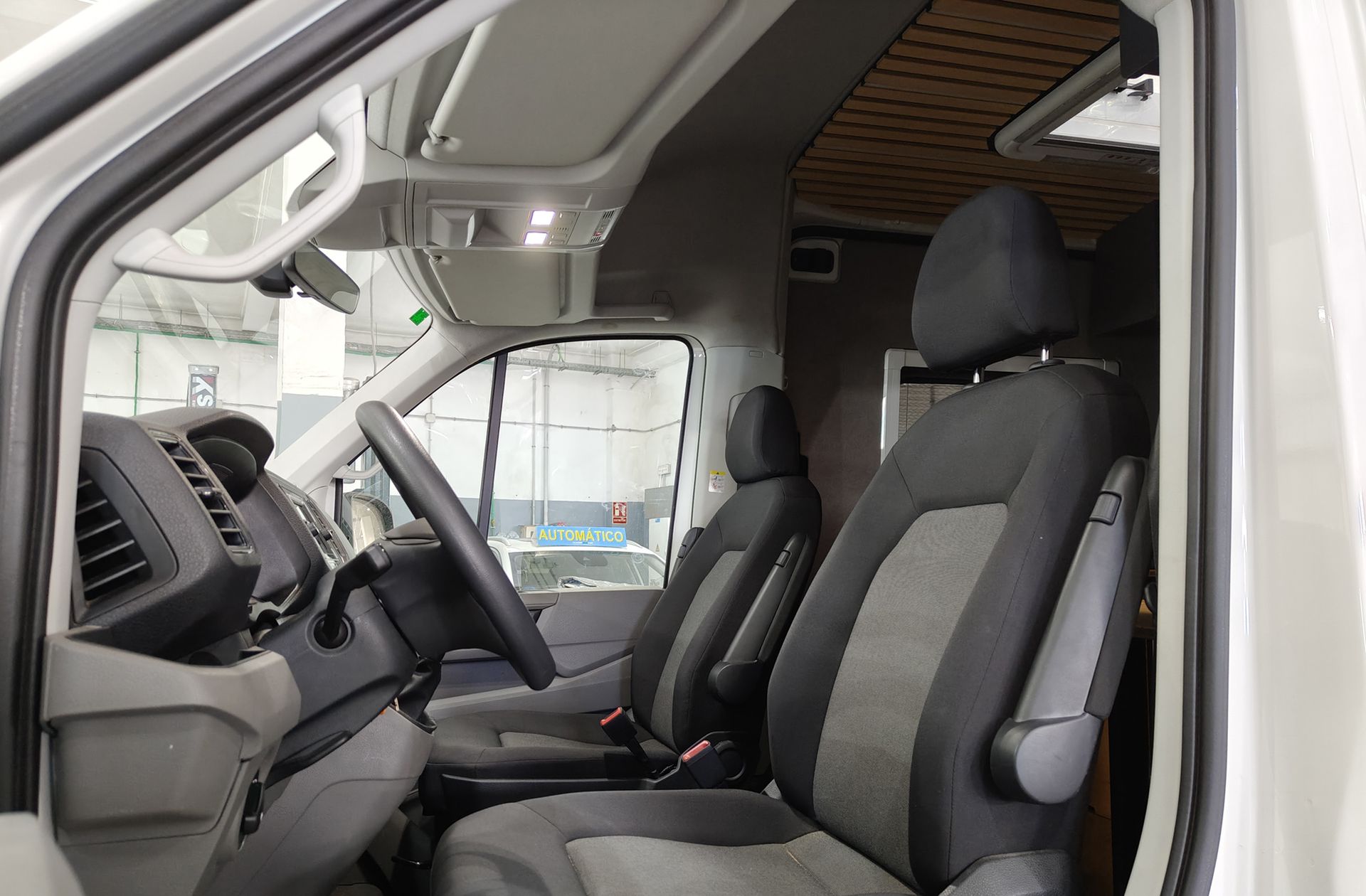 Volkswagen Crafter 35 Furgón Batalla Larga L4H3 2.0 TDI Camperizada 4 plazas - foto 26