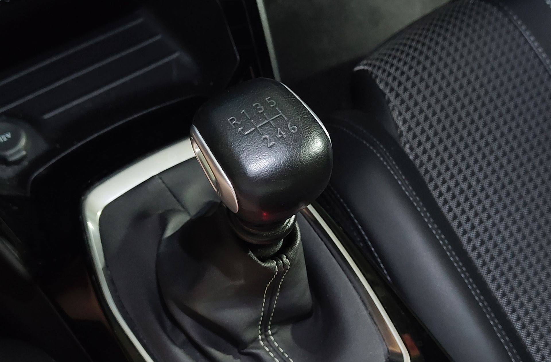 Peugeot 2008 PureTech 130 GT - foto 5