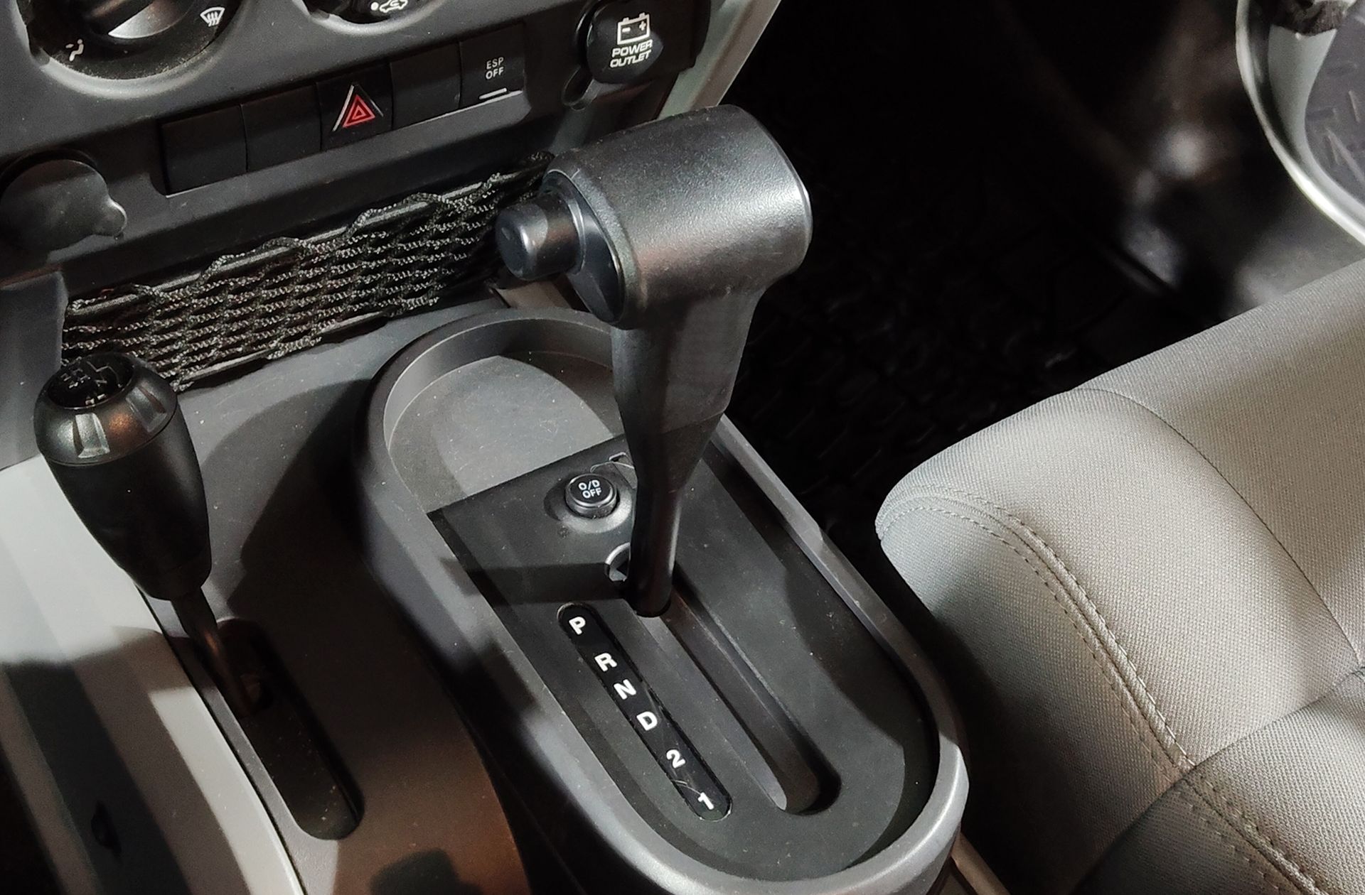 Jeep Wrangler 3.8 V6 Sahara 4x4 - foto 6