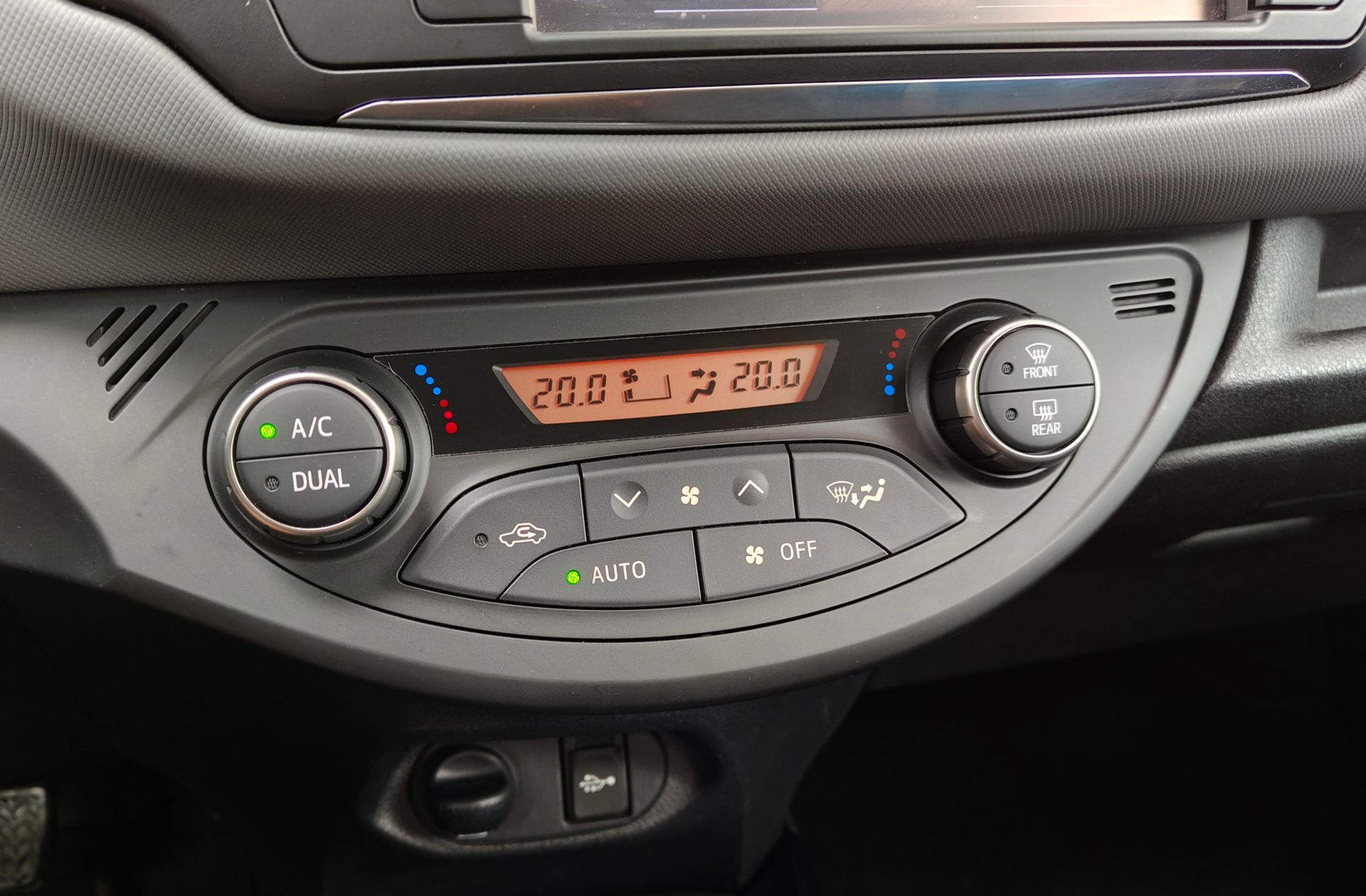 Toyota Yaris 1.3 100 Feel - foto 29