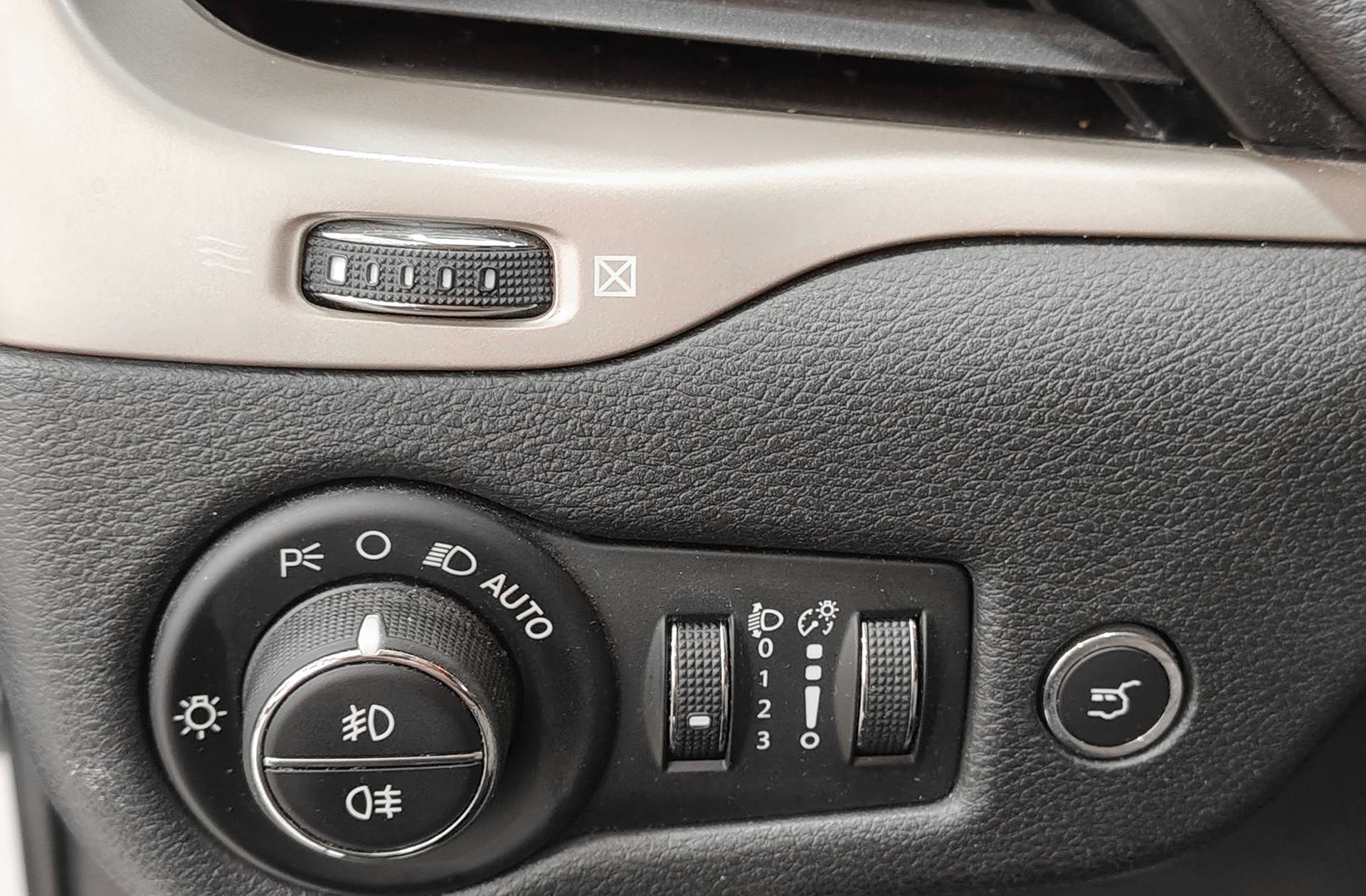 Jeep Cherokee 2.0 CRD Longitude 4x4 Active - foto 23