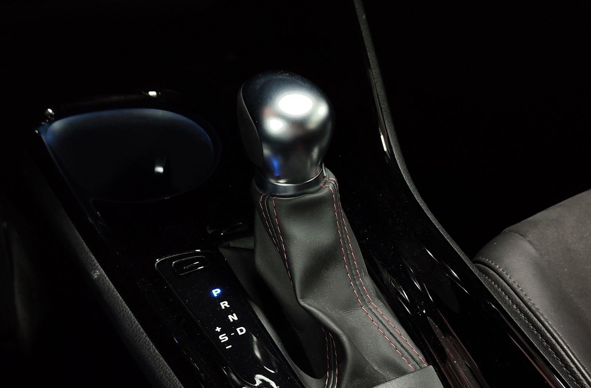 Toyota C-HR 180H GR Sport Black Edition - foto 6