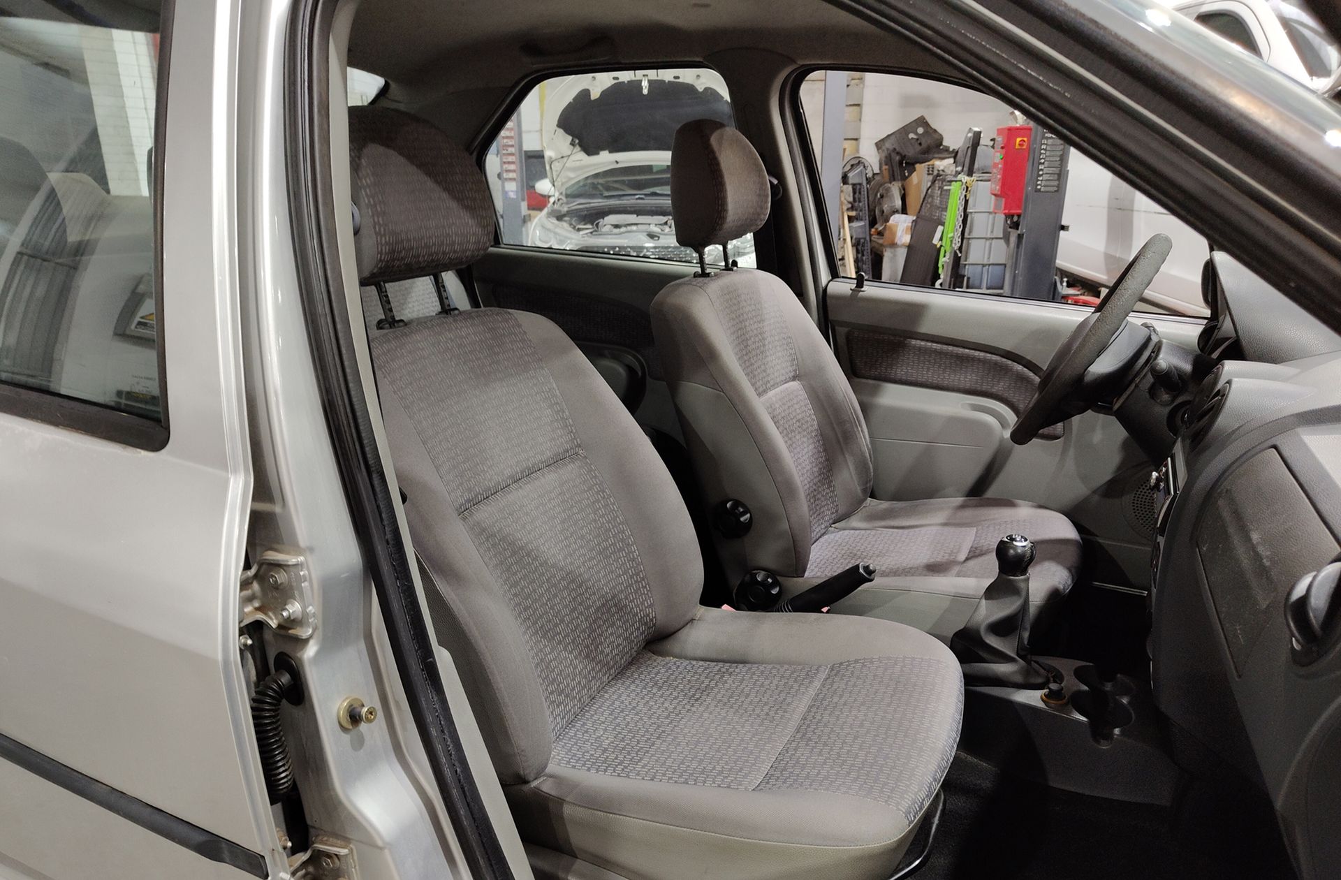 Dacia Logan 1.6 Laureate - foto 13