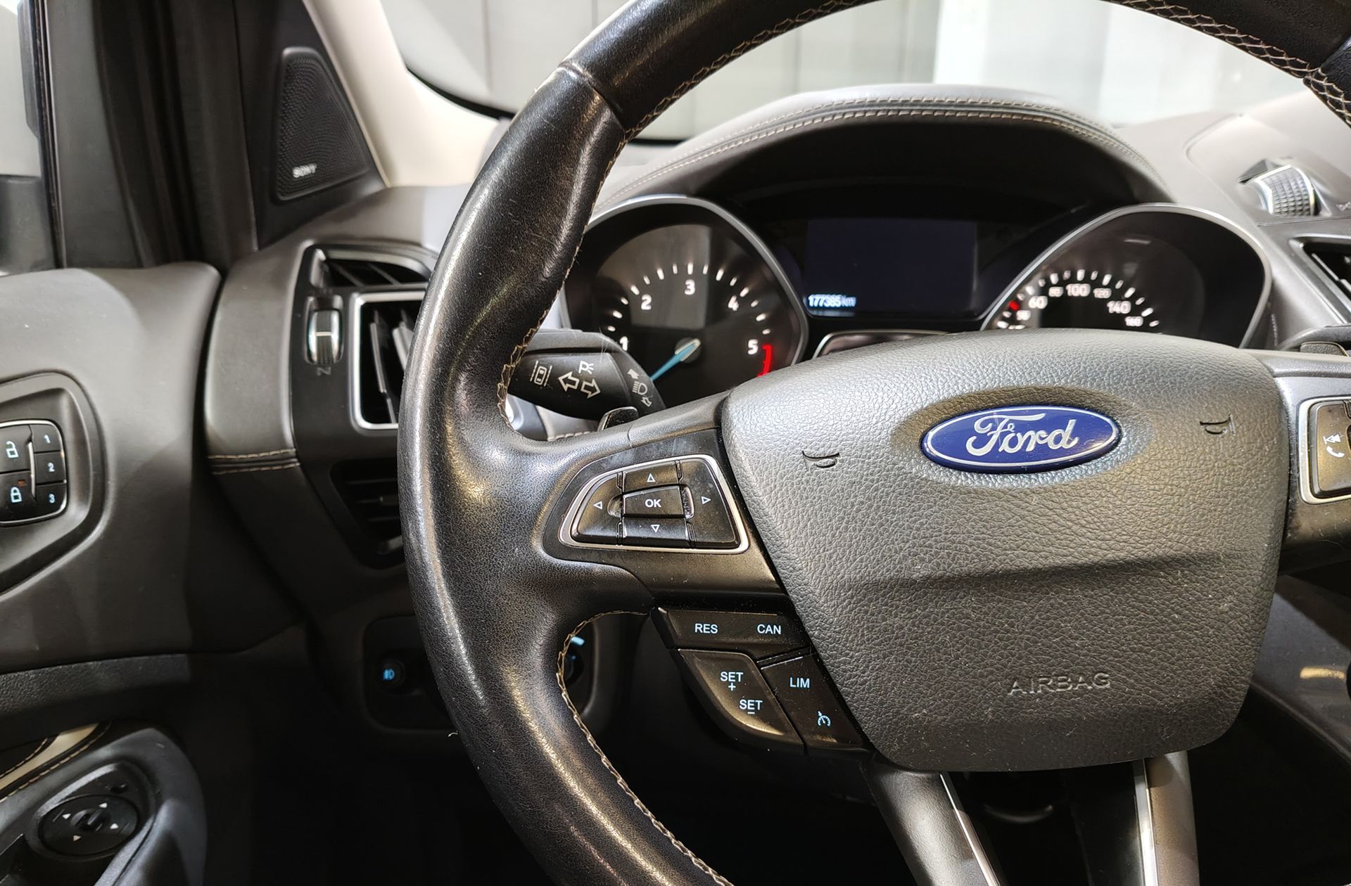 Ford Kuga 2.0 TDCi Vignale 4x4 Powershift - foto 18
