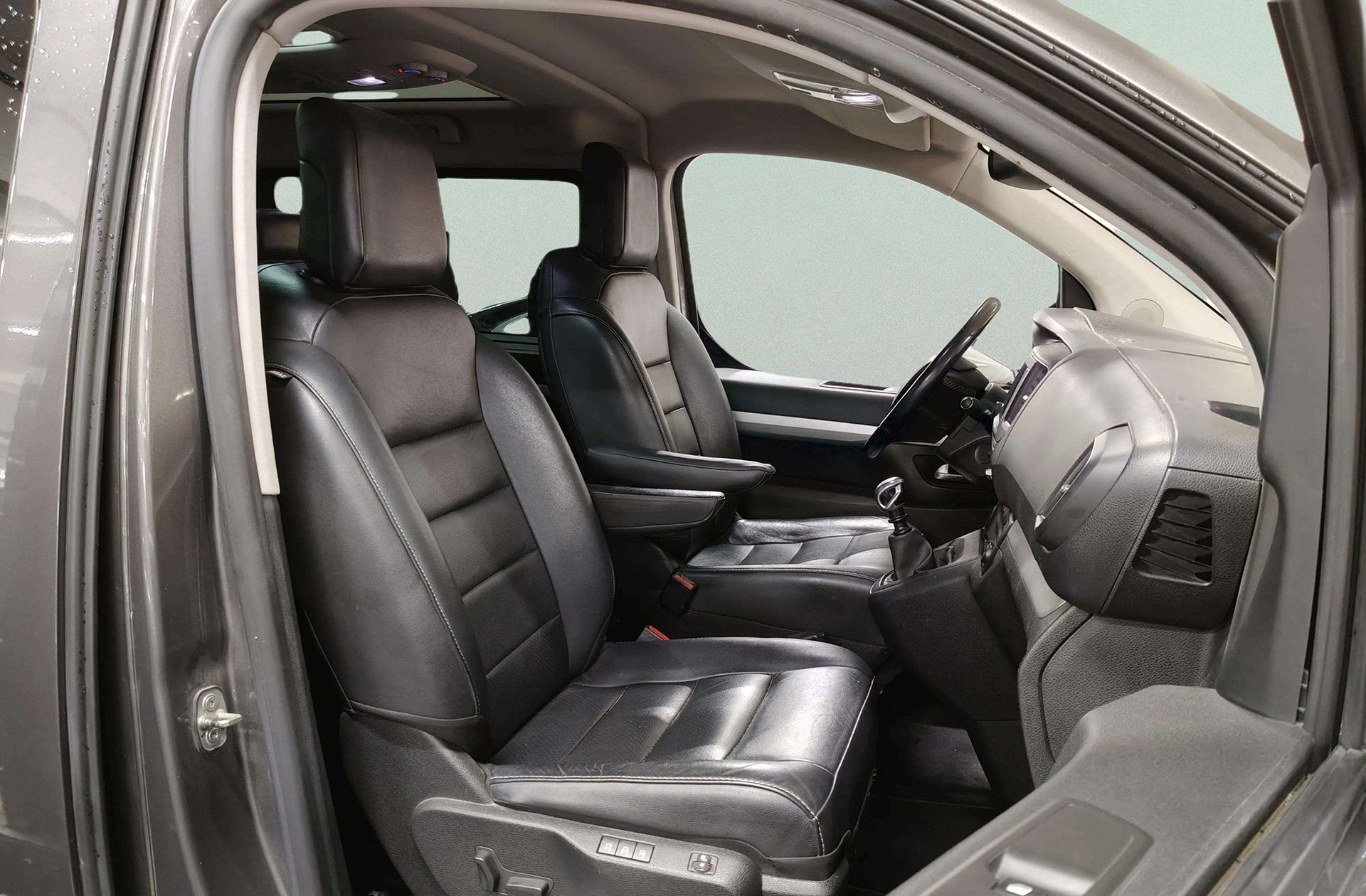 Peugeot Traveller Business VIP Long BlueHDi 7 plazas - foto 24