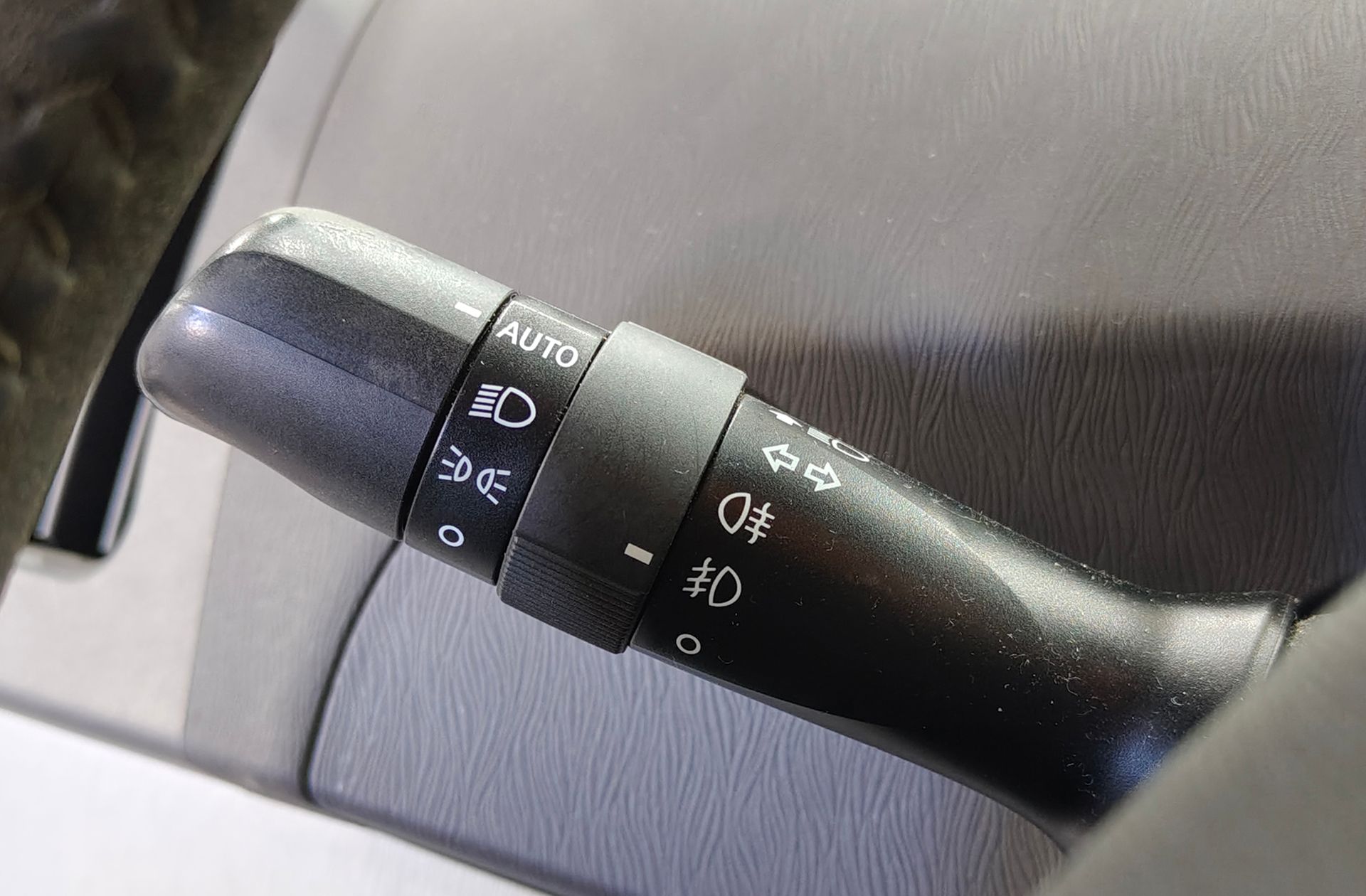 Toyota Prius 1.8 HSD Executive - foto 24
