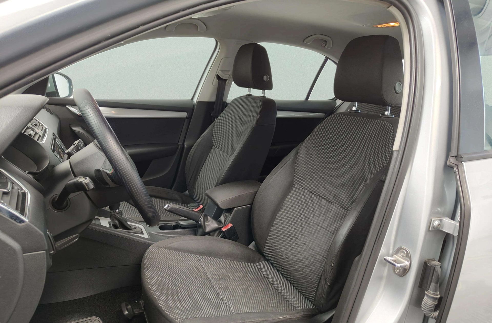Škoda Octavia 1.6 TDI CR Like DSG - foto 8