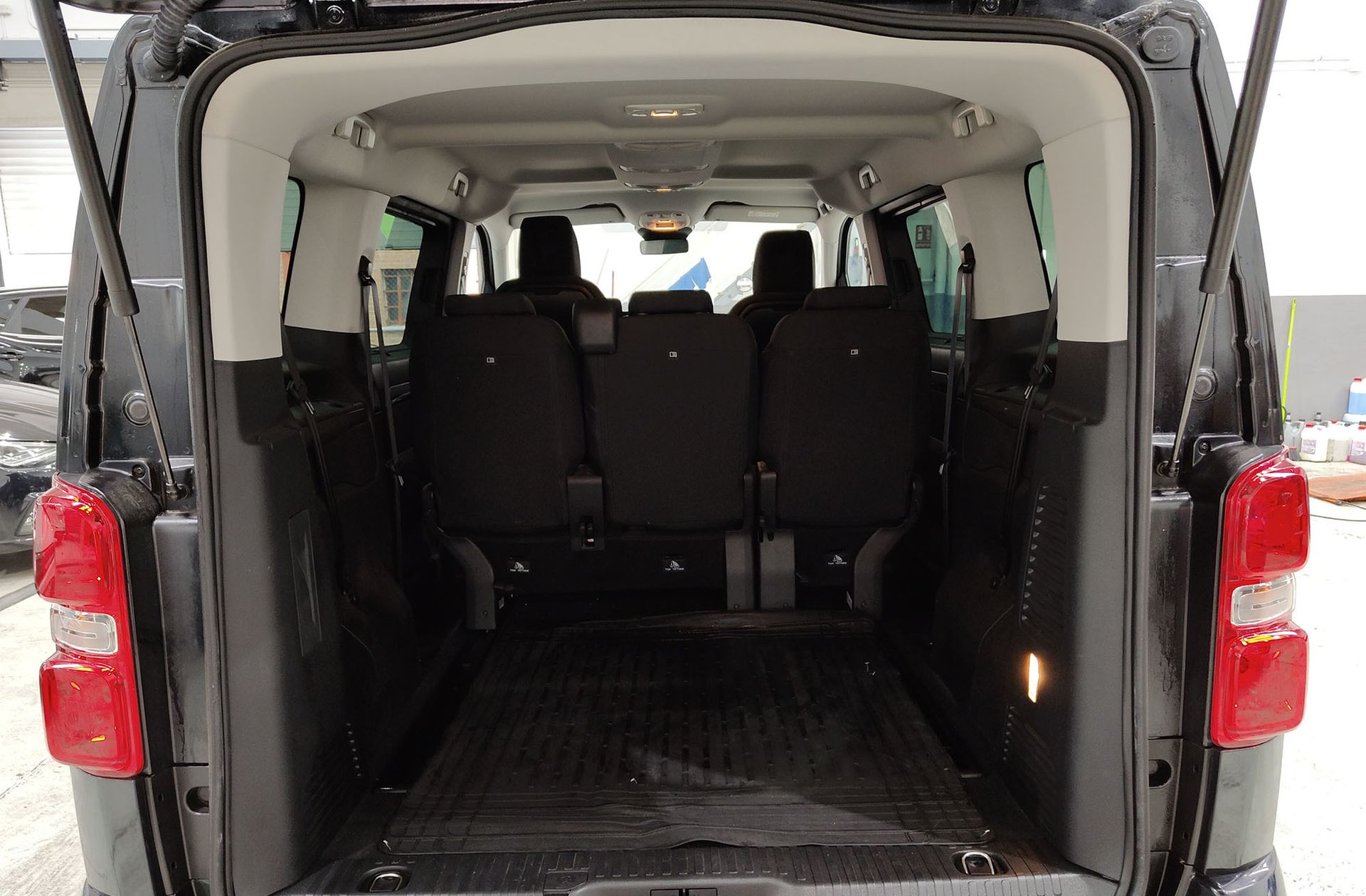 Peugeot Traveller BlueHDi 180 Business VIP Standard EAT8 - foto 18