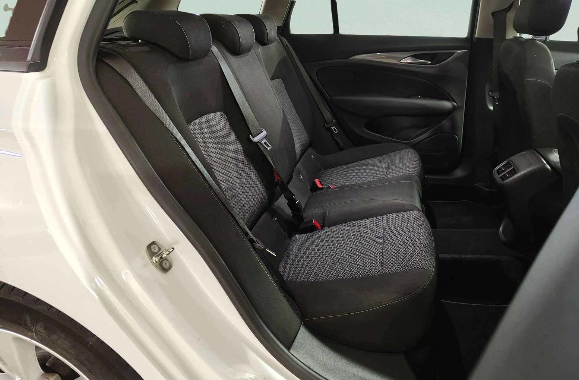 Opel Insignia 1.6 CDTI Turbo D Selective - foto 21