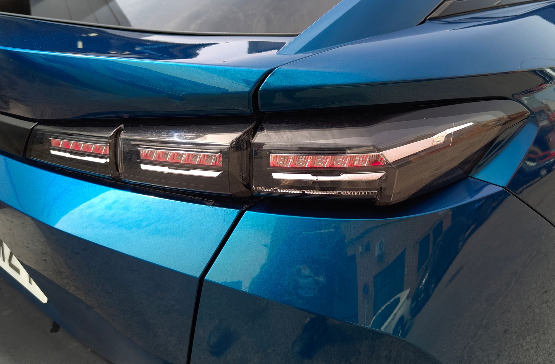 Peugeot 408 Allure Hybrid 145 eDCS6 - foto 20