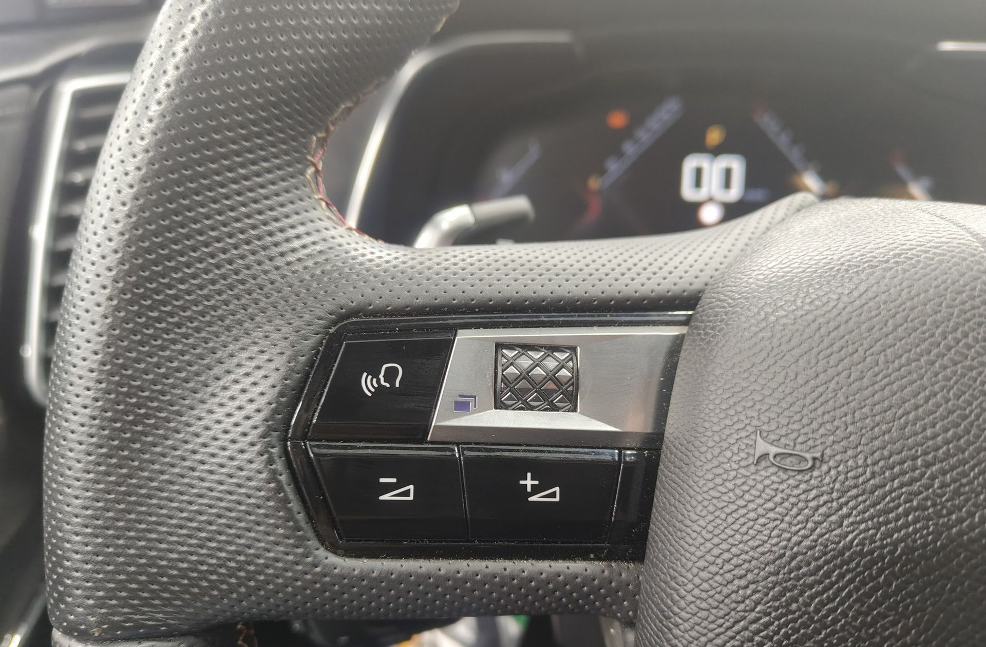 DS DS 7 Crossback E-Tense 300 Performance Line 4WD - foto 31
