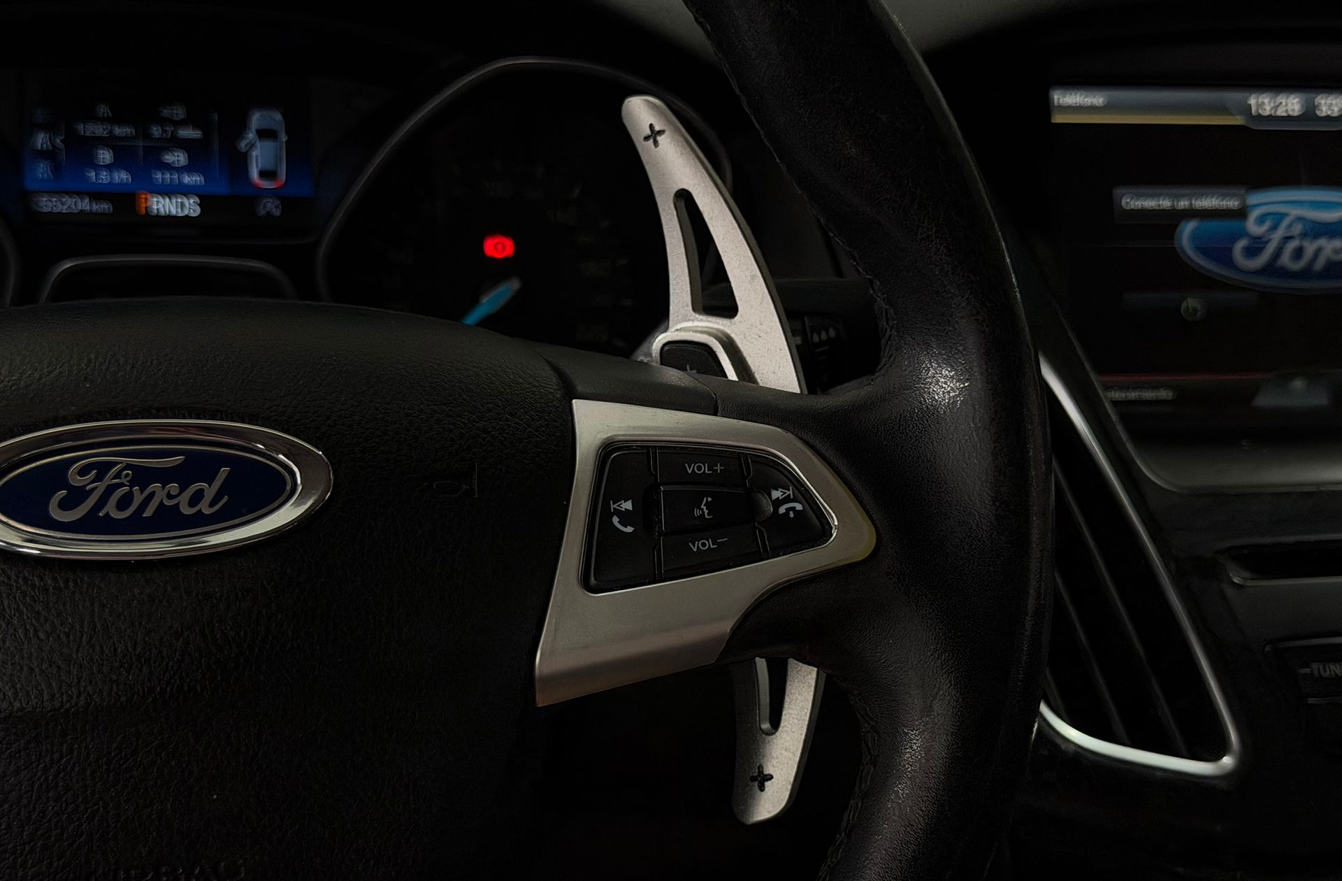 Ford Focus 1.0 EcoBoost Titanium Powershift - foto 25