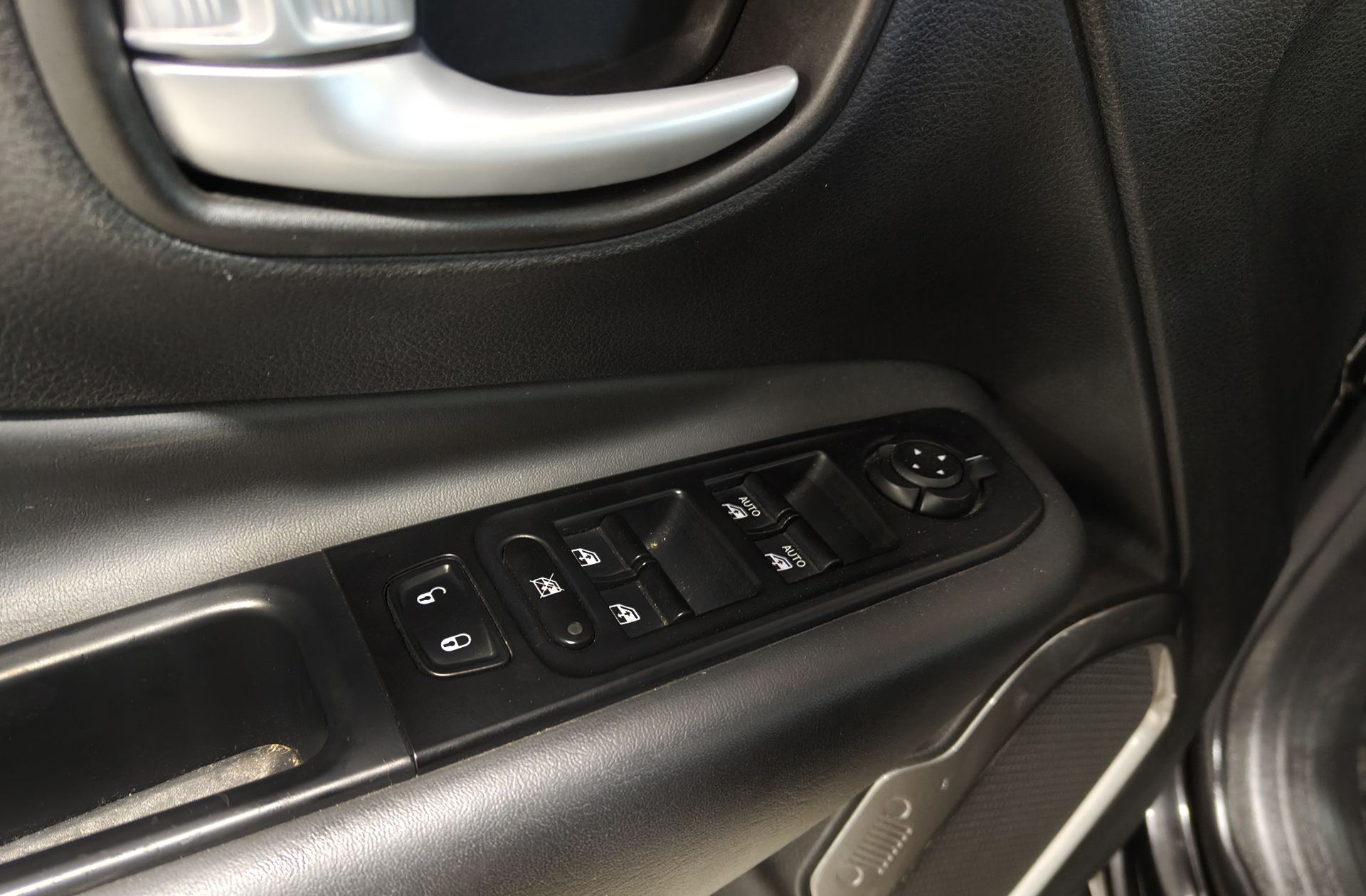Jeep Renegade eHybrid 1.5 Limited ATX - foto 30