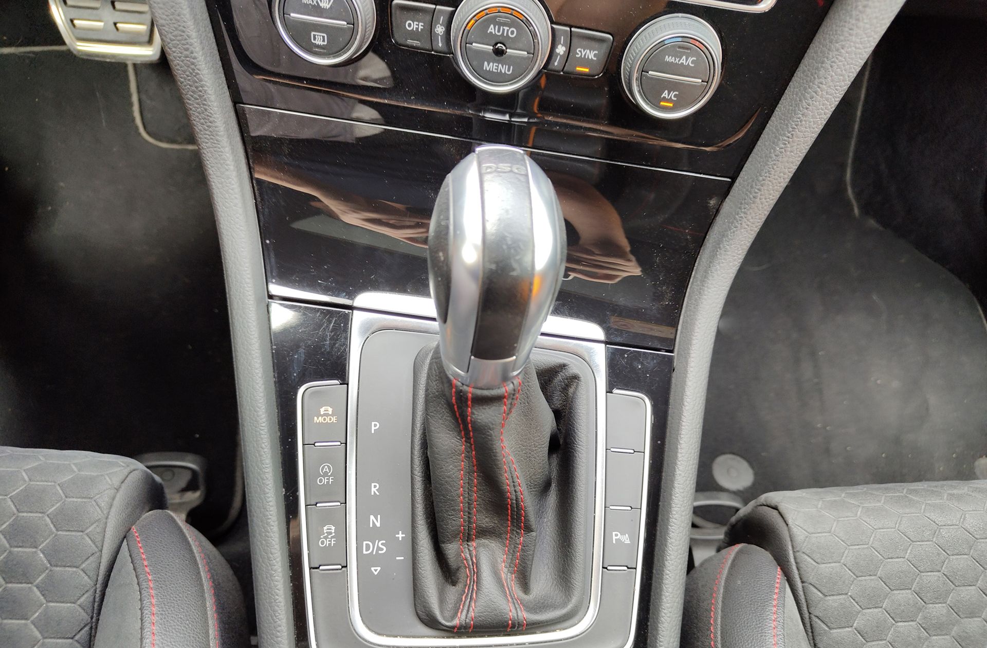 Volkswagen Golf GTI 2.0 TSI DSG - foto 5