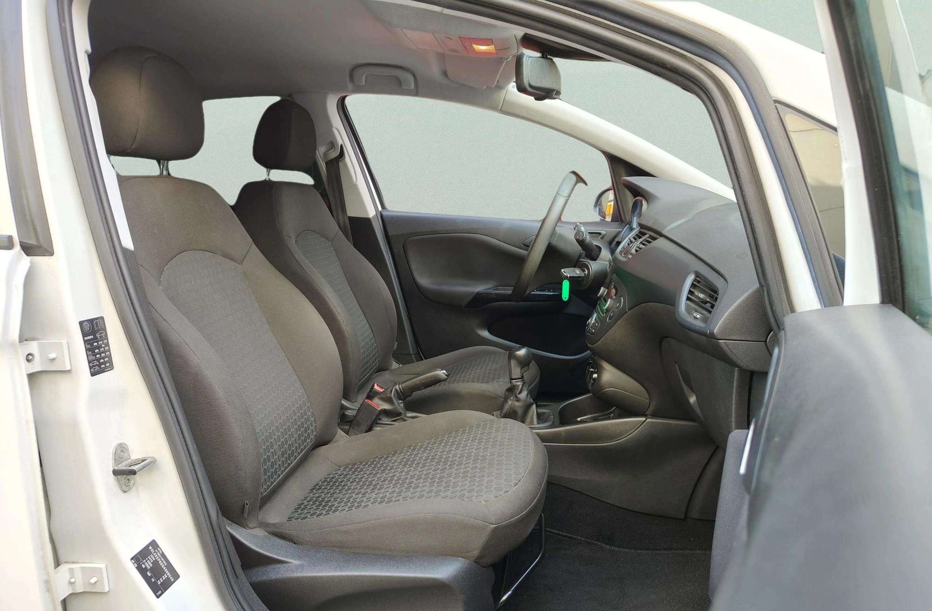 Opel Corsa 1.4 Expression - foto 16