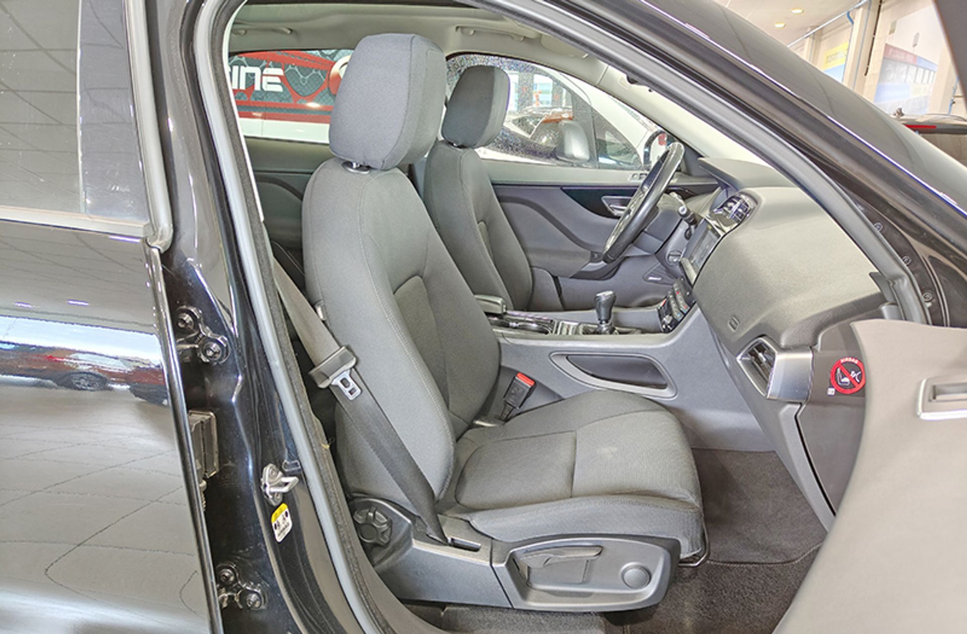 Jaguar F-Pace 2.0L i4D Pure RWD - foto 23