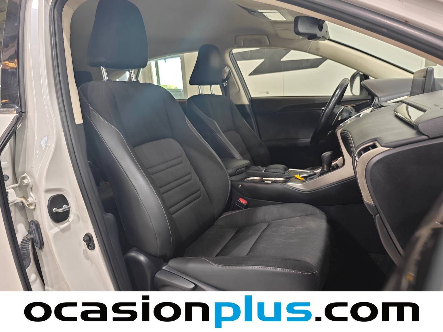 Foto Lexus NX Lexus NX 300h Business 2WD (197 CV)