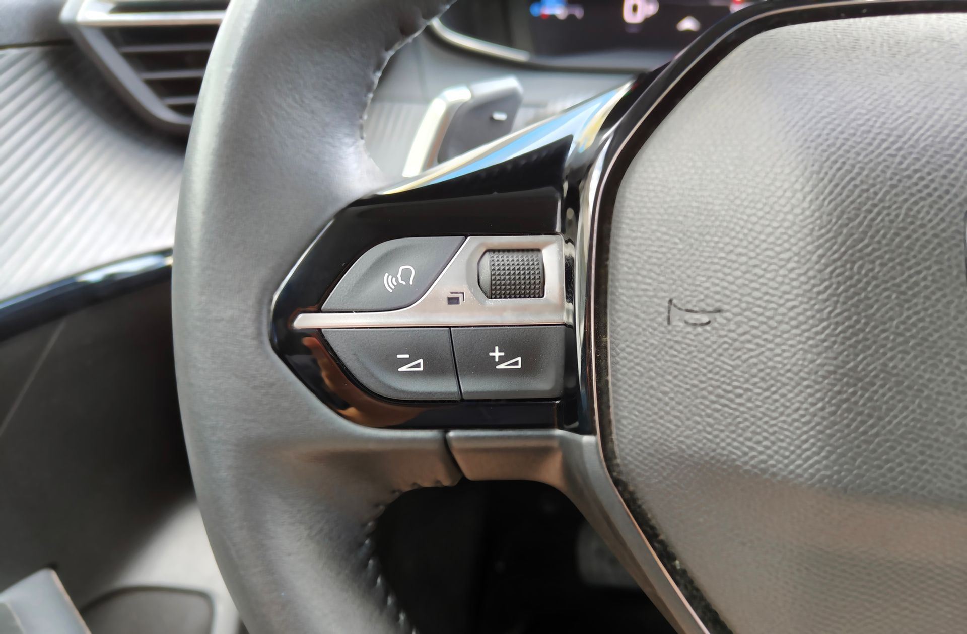 Peugeot 208 Allure Hybrid eDCS6 - foto 33