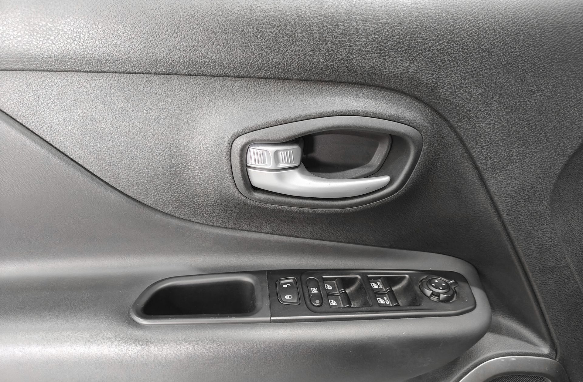 Jeep Renegade eHybrid 1.5 Limited ATX - foto 31