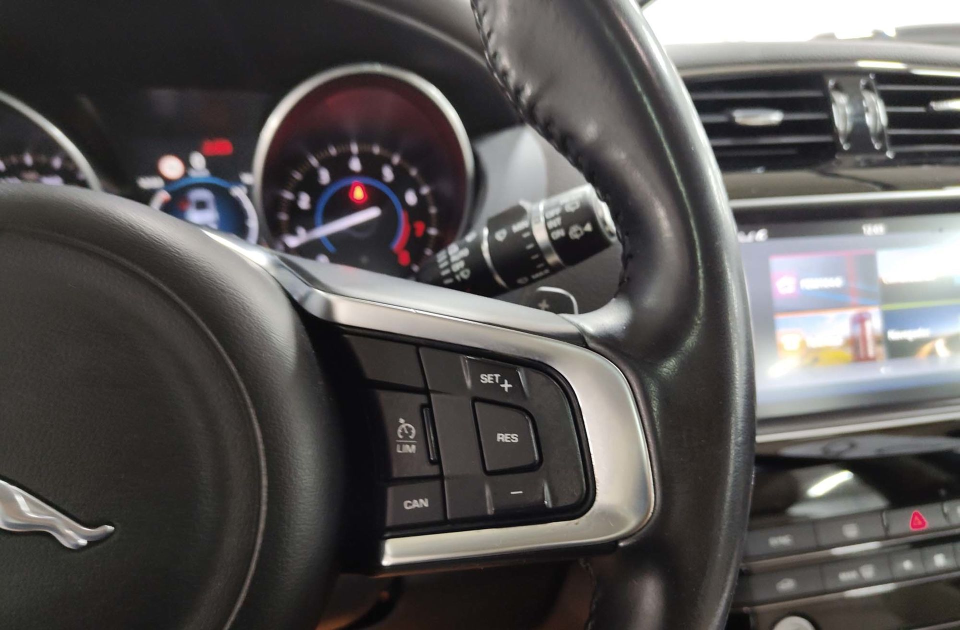 Jaguar F-Pace 2.0T i4 Prestige AWD - foto 29