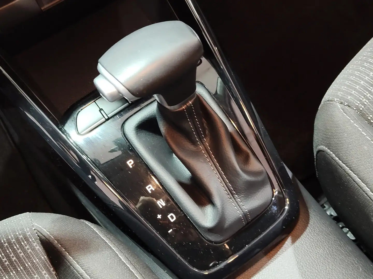 Foto KIA Stonic Kia Stonic 1.0 T-GDi MHEV Drive DCT (120 CV)