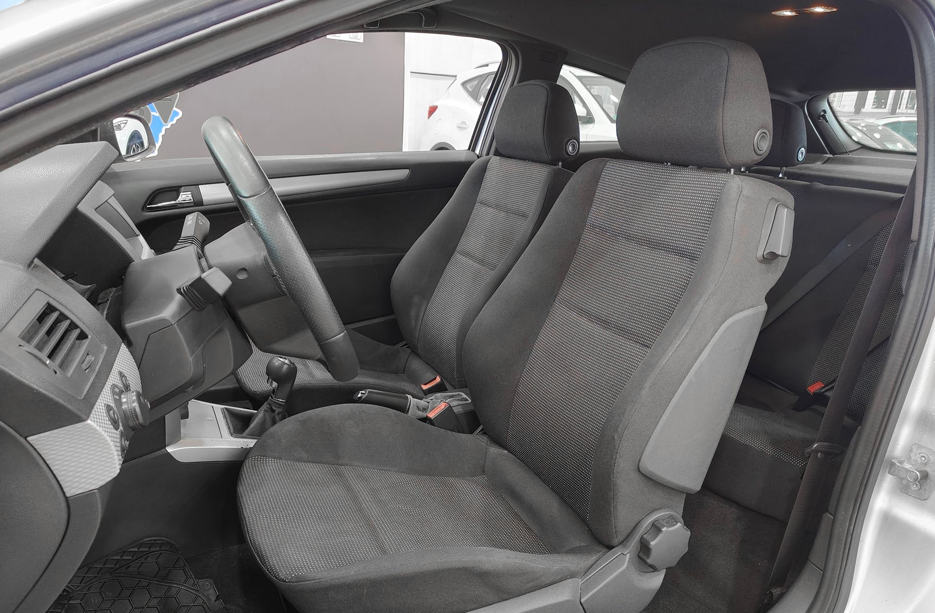 Opel Astra GTC 1.6 Sport - foto 8
